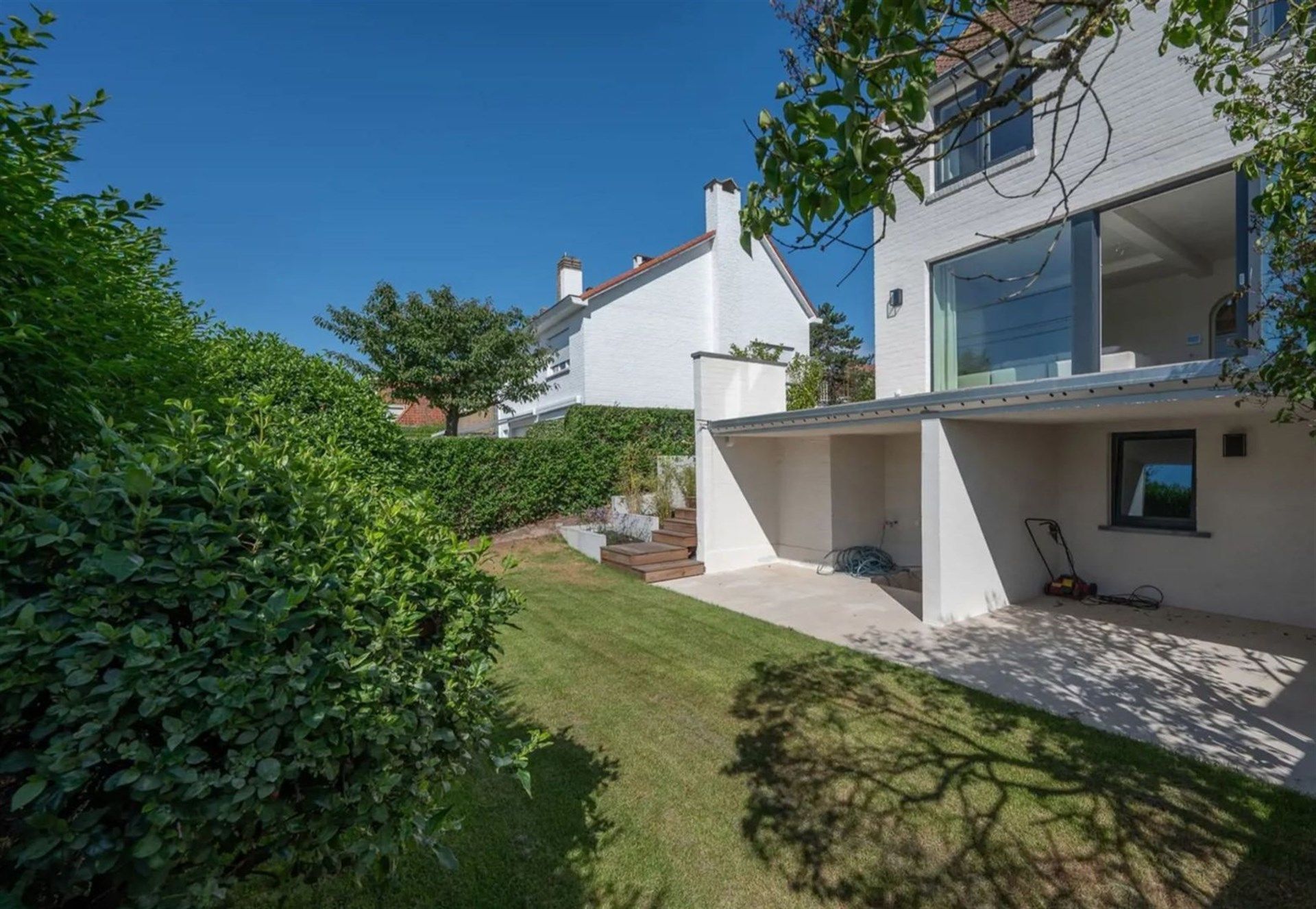 Vernieuwde stijlvolle koppelwoning op topligging in Duinbergen foto 2