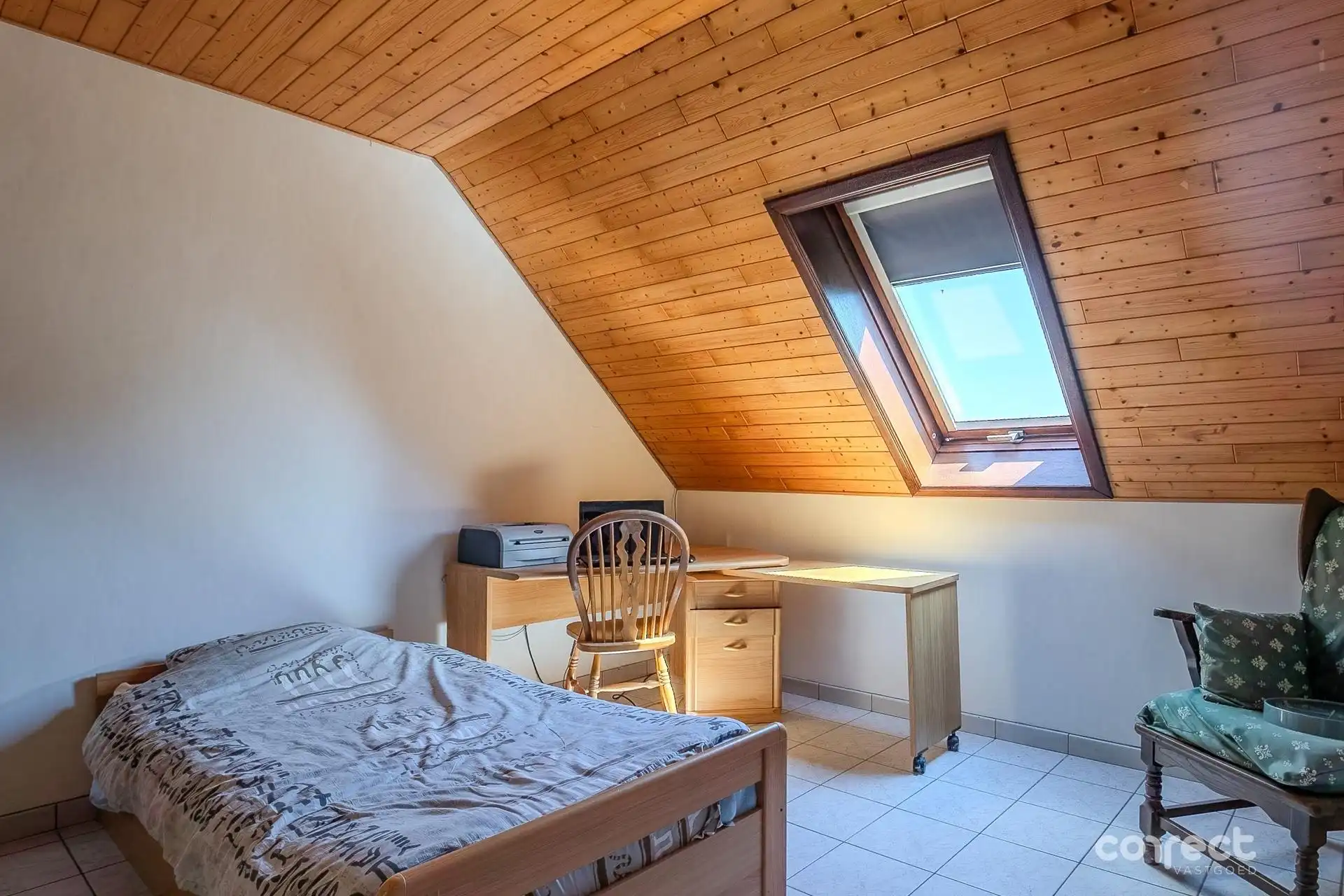 Alleenstaande landelijke woning op een ruim hoekperceel en aanpalend een stuk bouwgrond. foto 11