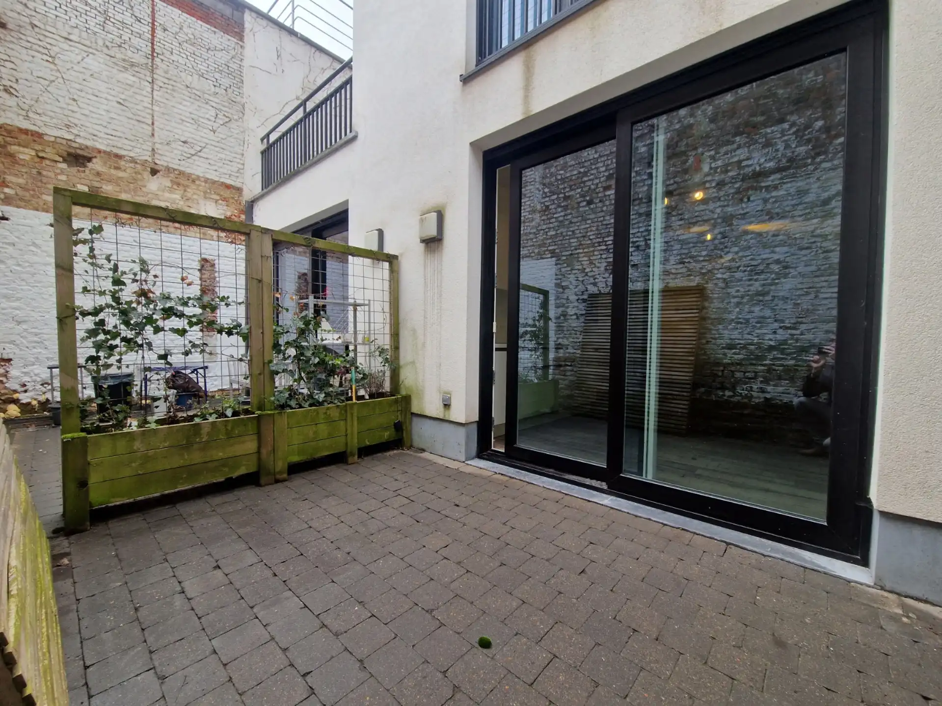 Gelijkvloerse recente studio met terras en eigen sanitair foto 9