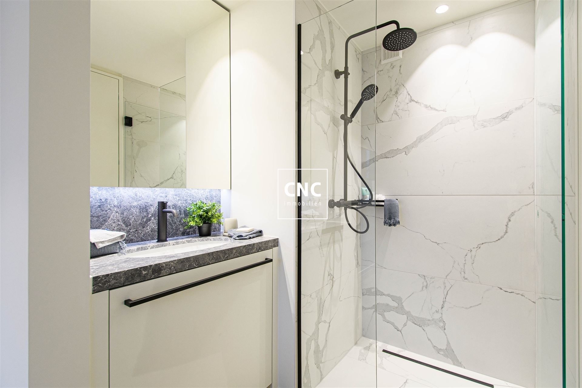 Gerenoveerde penthouse met grote terrassen nabij de zeedijk foto 20