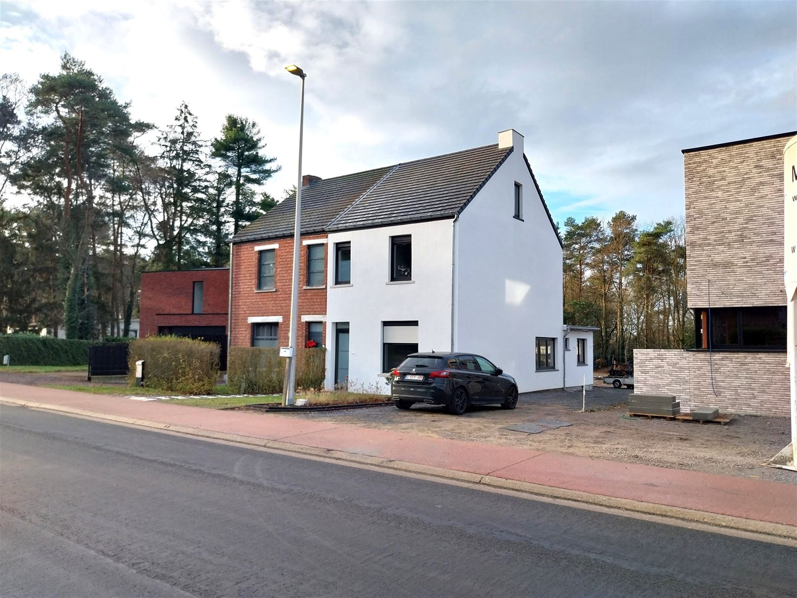 TE HUUR: Gerenoveerde halfopen bebouwing met 3 slaapkamers en ruime tuin! foto 2