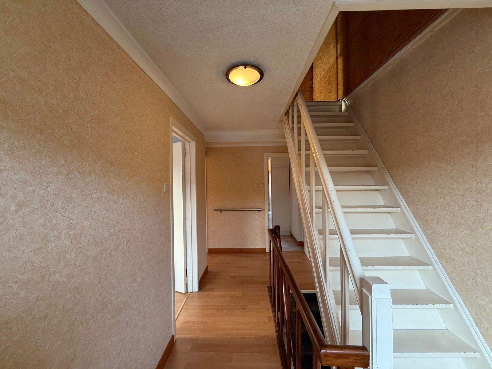 Half open woning met 4 slaapkamers, tuin en garage foto 17