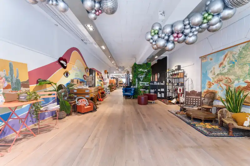 Ruime handelsruimte te huur nabij Grote Markt foto {{pictureIndex}}