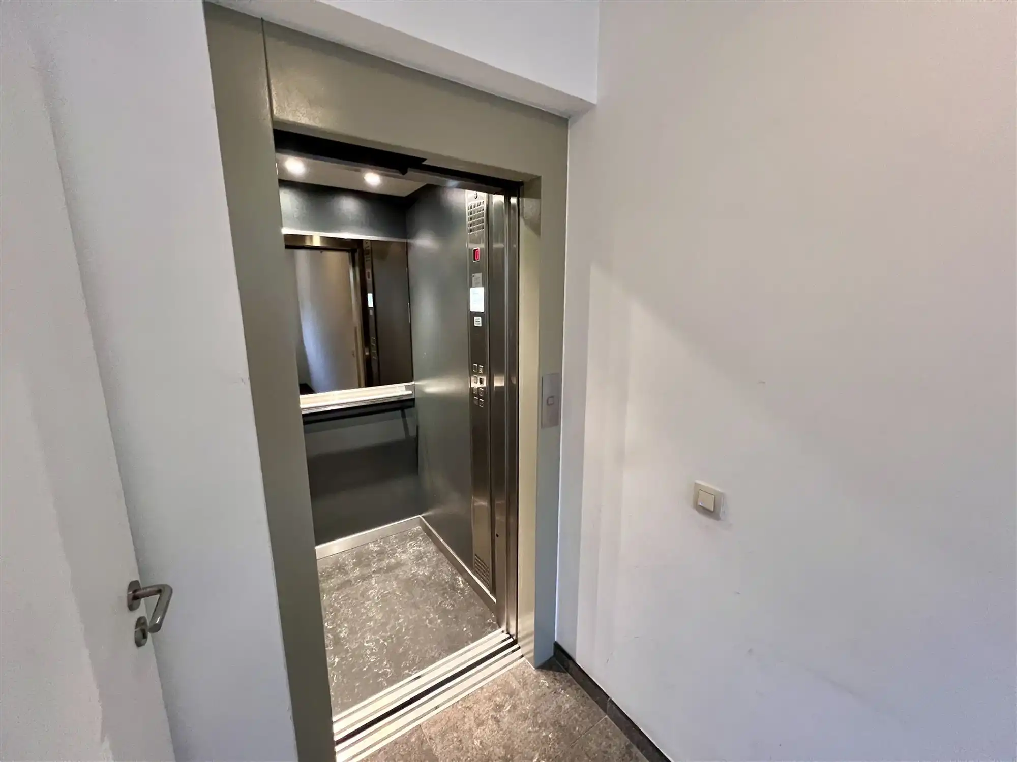 Charmant en recent appartement met zonneterras foto 4