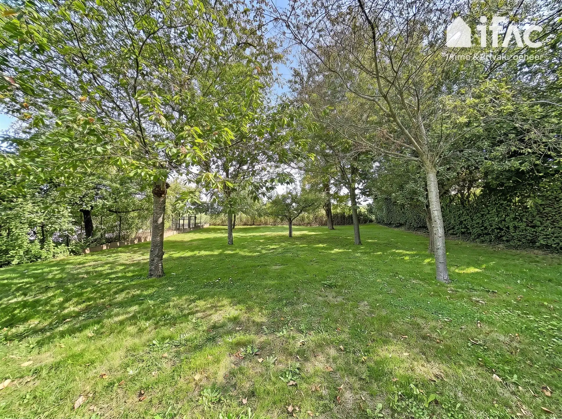 Moderne en ruime villa met mooi aangelegde tuin foto 23