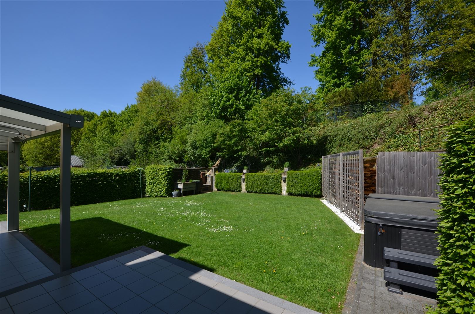 Gerenoveerde gezinswoning met groen zicht foto 23