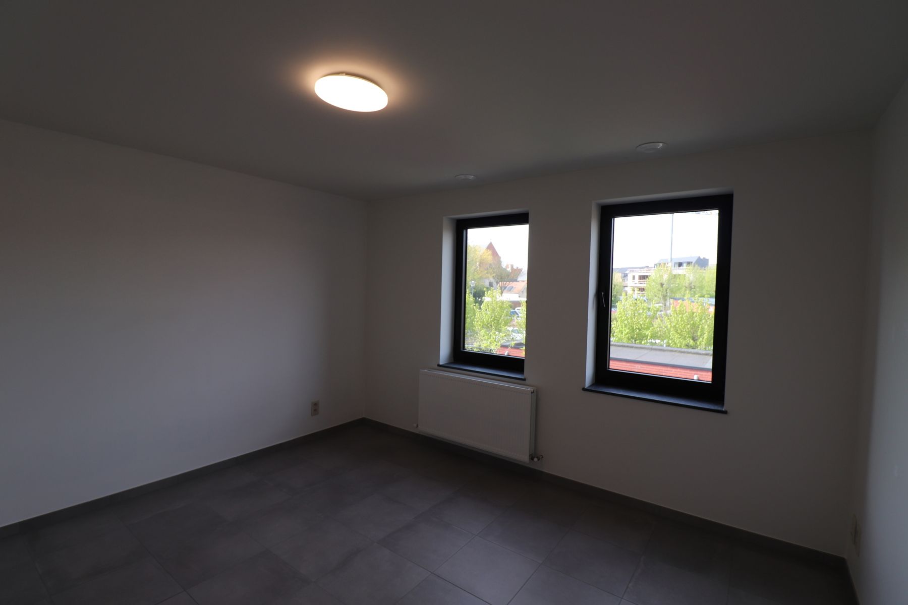 Een ruim recent woonhuis - gesloten bebouwing - met 3 slaapkamers, inpandige garage, terras en tuin foto 7