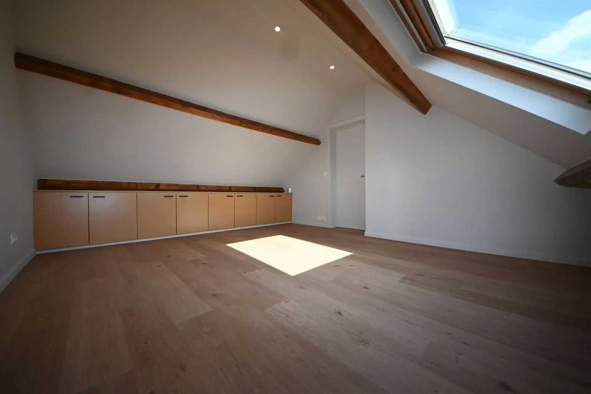 Gerenoveerd duplex appartement met 3 slaapkamers foto 10