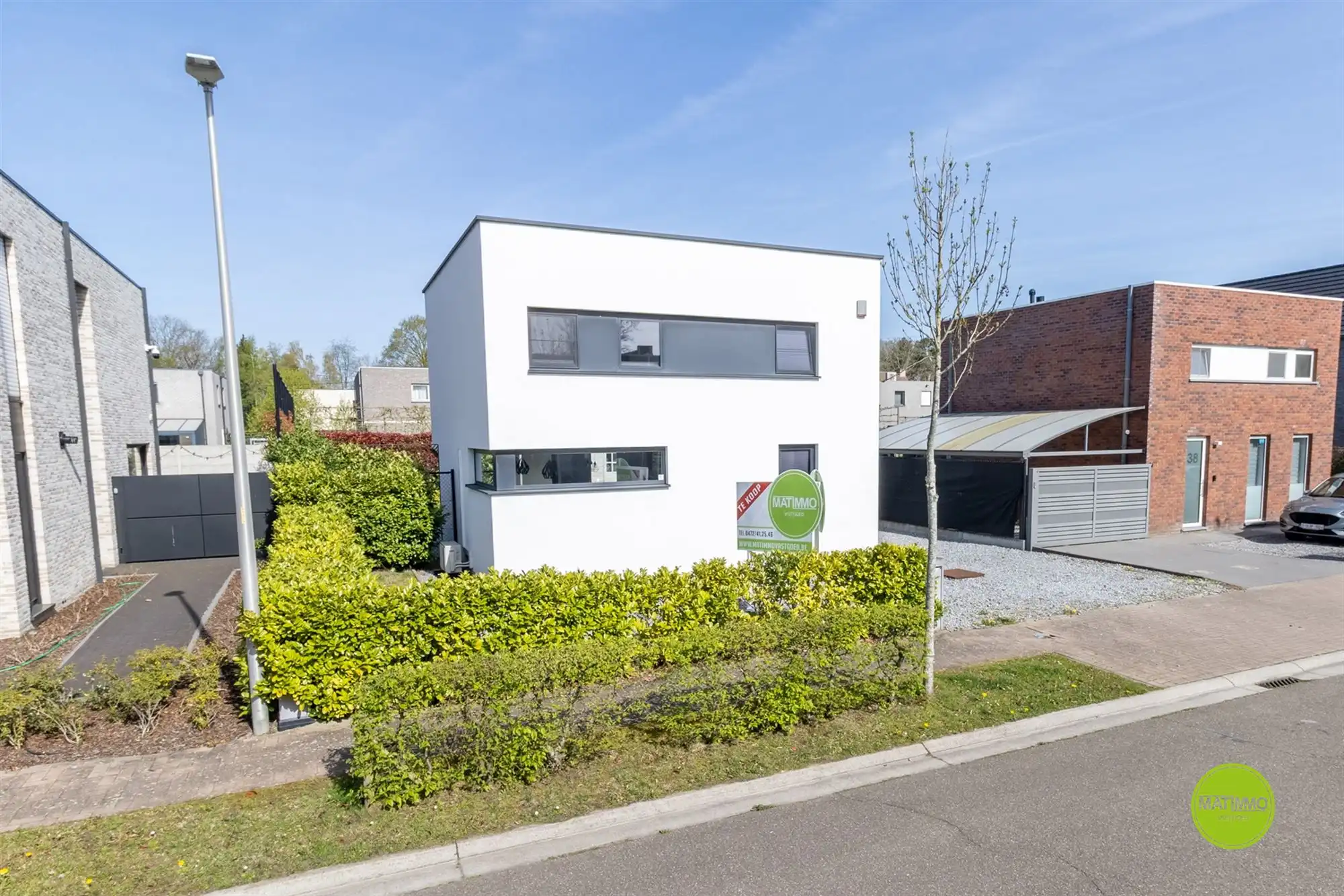 Moderne open bebouwing met 3 slaapkamers en tuin foto {{pictureIndex}}