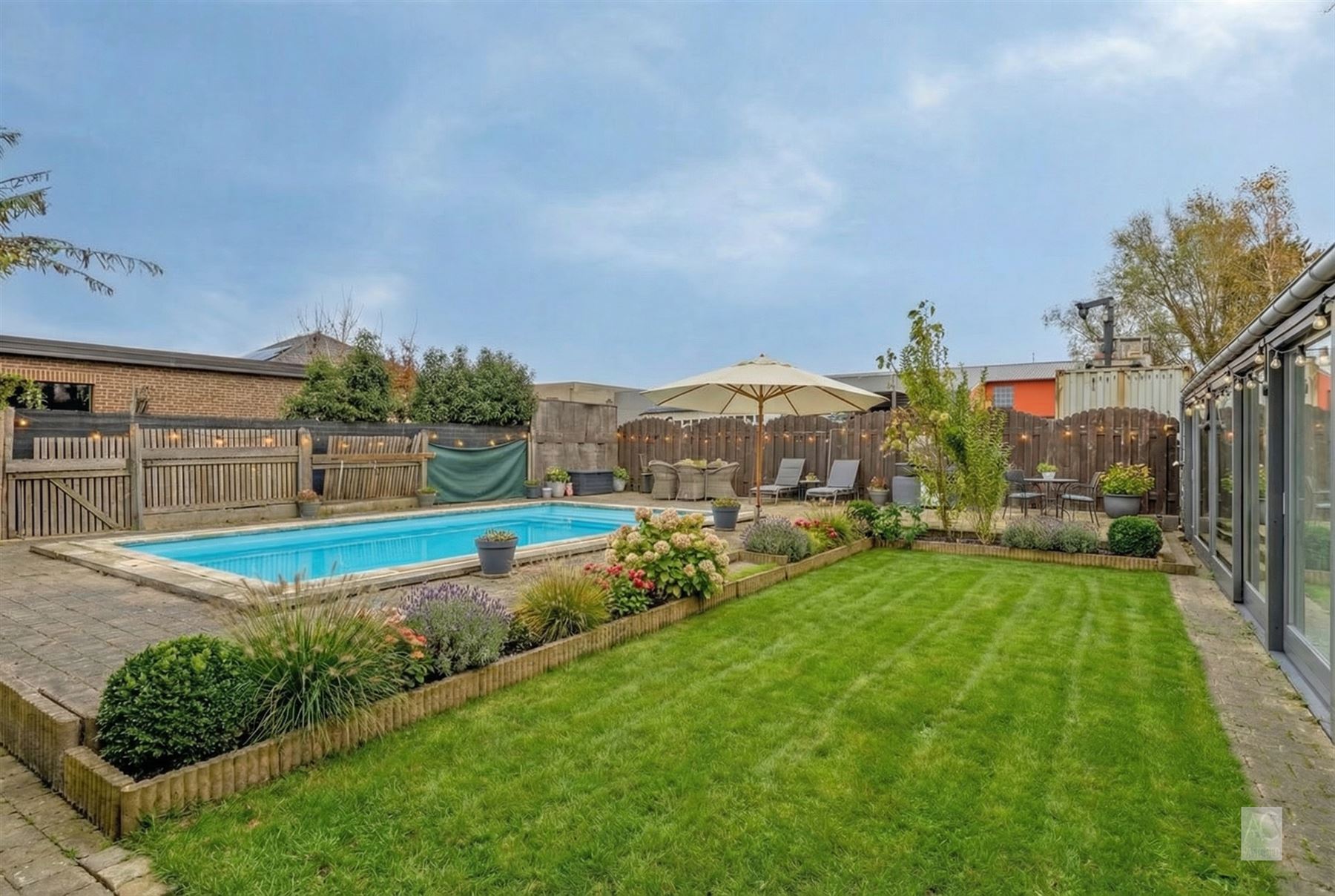 Vrijstaande woning met garage en zwembad foto 3