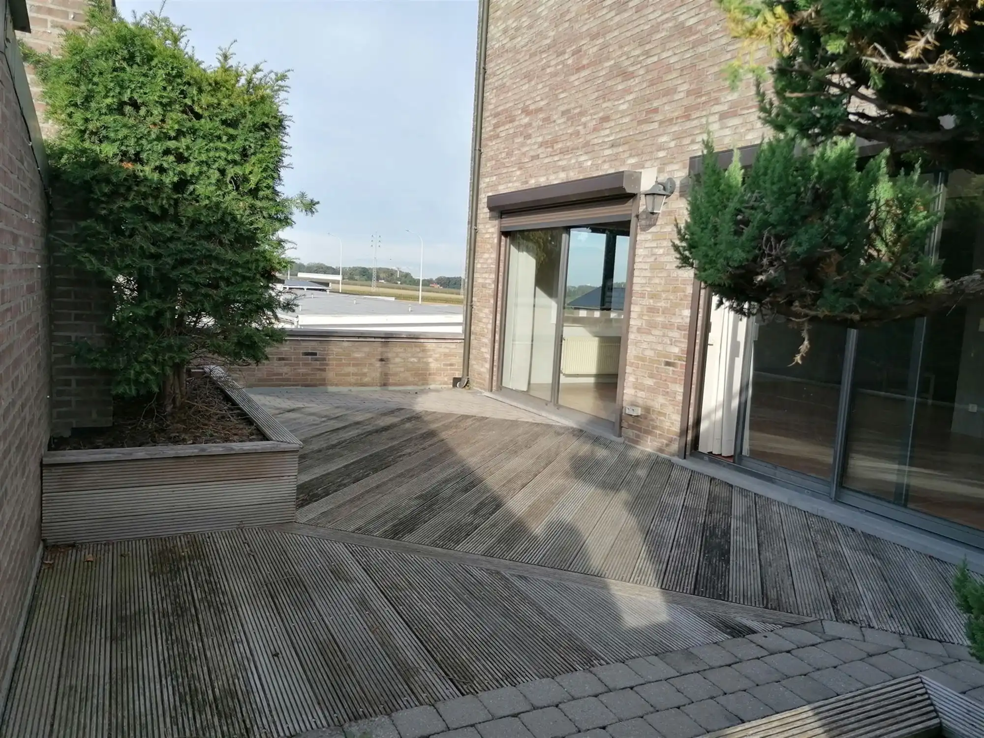 Handelspand met woonst, showroom, loods en parking foto 20