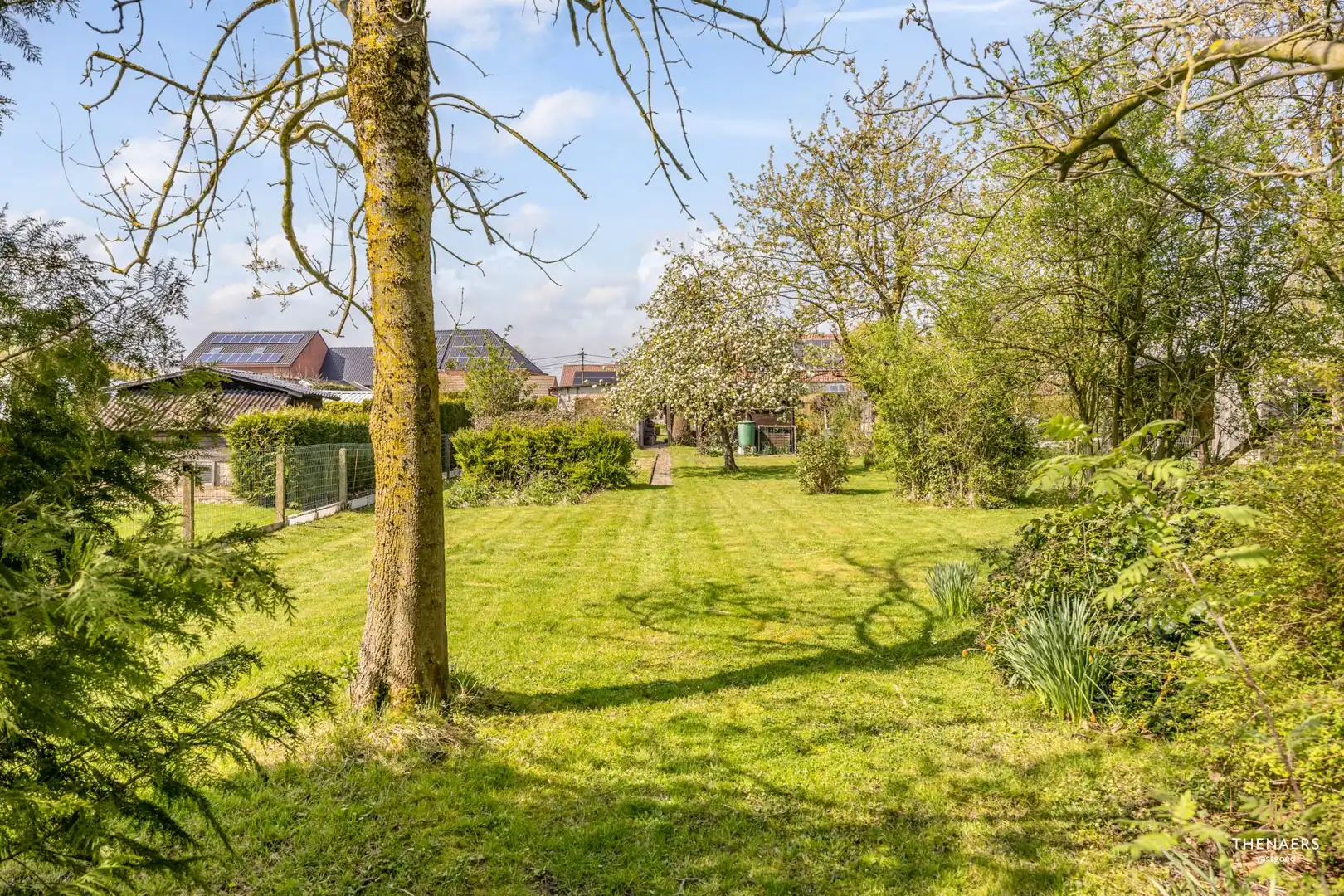 Ruime halfopen woning met 3 slaapkamers en prachtige tuin. foto 24