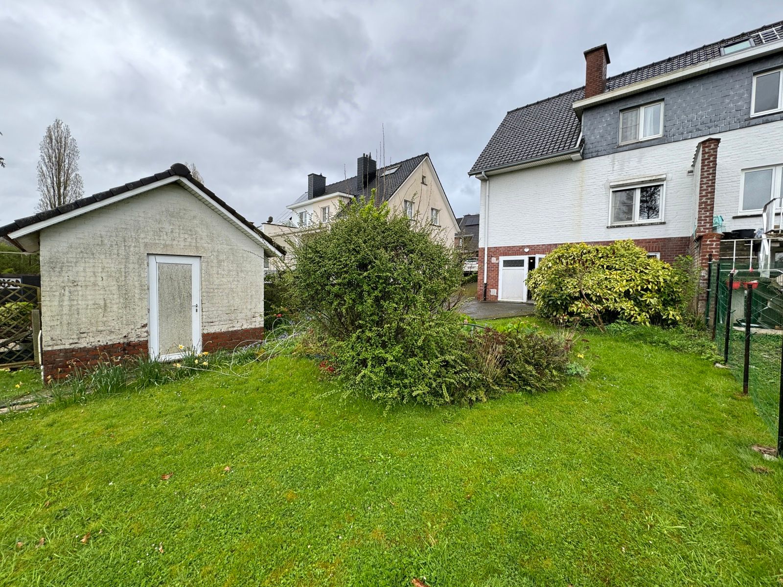 Eengezinswoning met 3 slaapkamers, garage en tuin foto 2