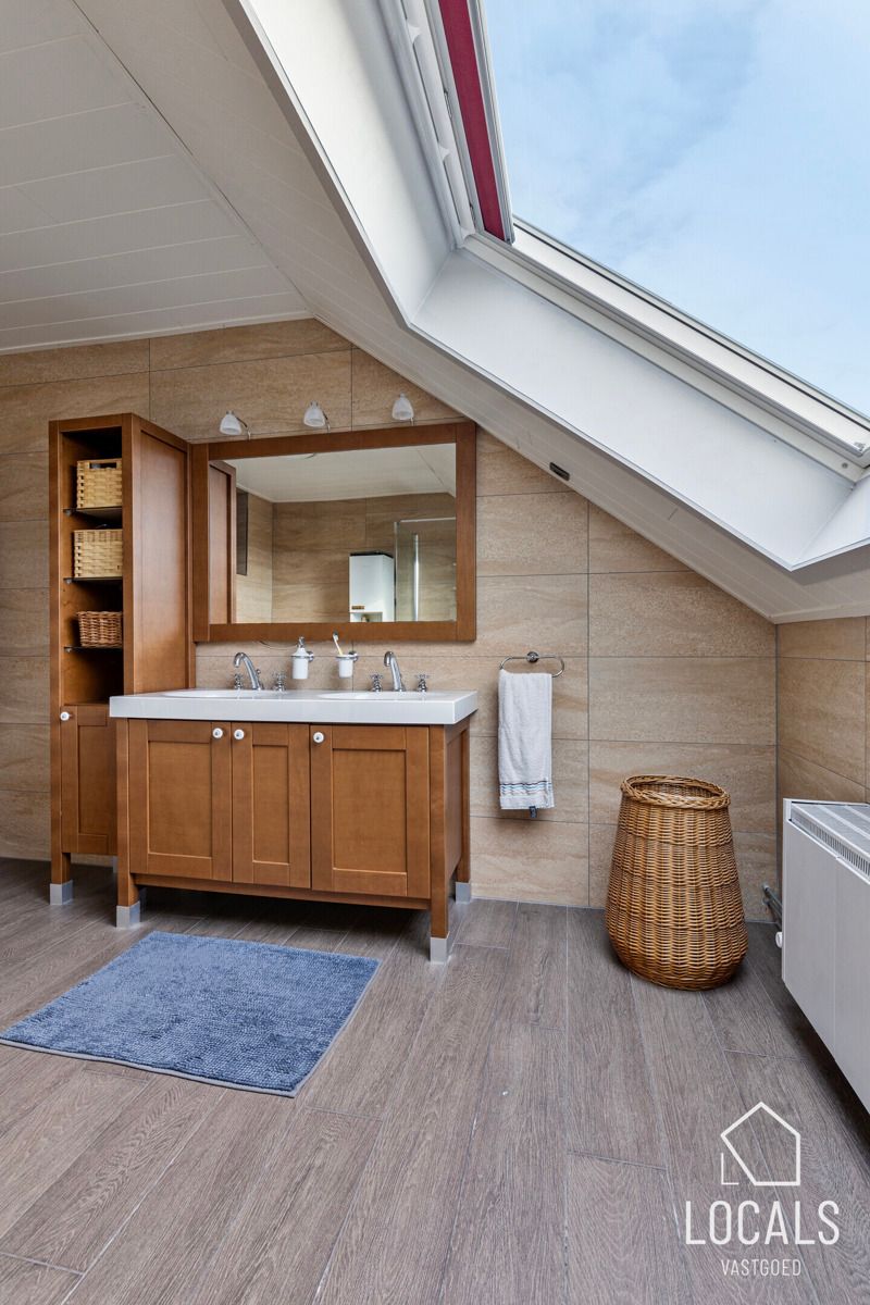 Ruime woning met 5 kamers, 2 garages en prachtig uitzicht foto 14