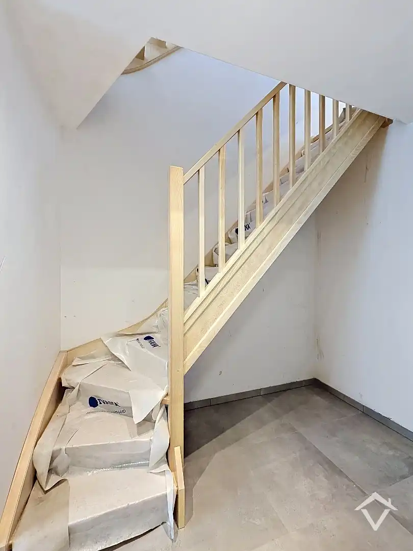 Centraal gelegen nieuwbouwwoning met 3 slaapkamers, tuin en overdekte autostaanplaats foto 3