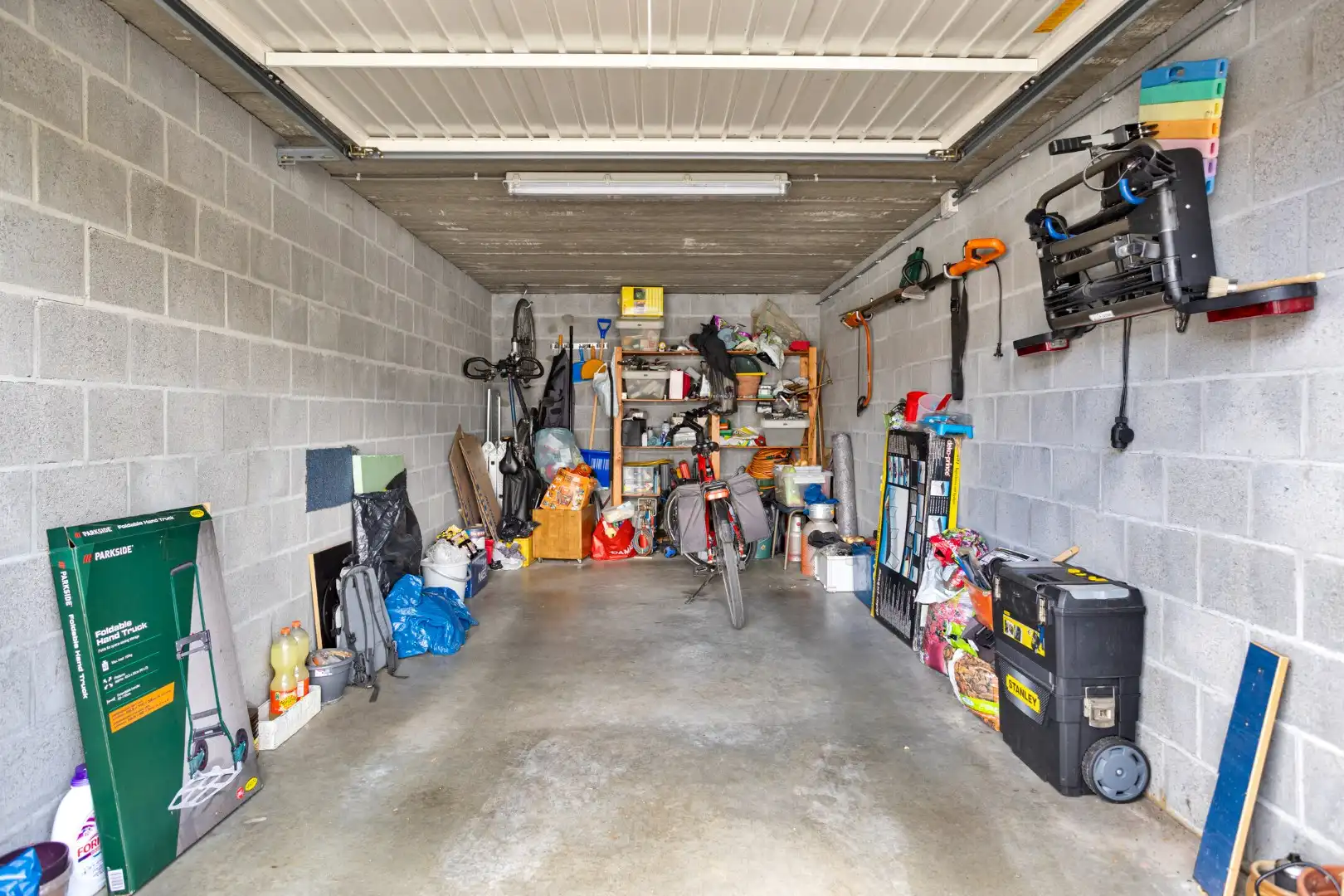 Ruim en goed onderhouden 2 slpk appartement met terras en garage foto 23