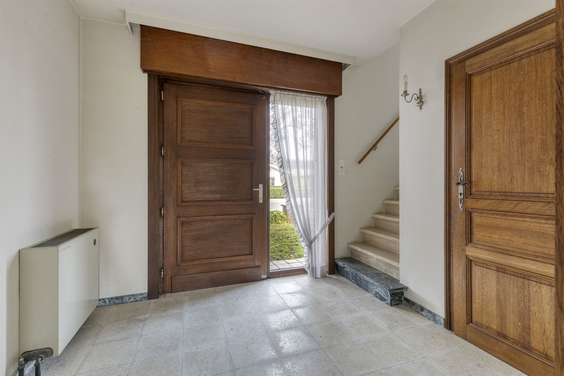 Ruim huis met 4 slaapkamers en grote tuin. foto 4
