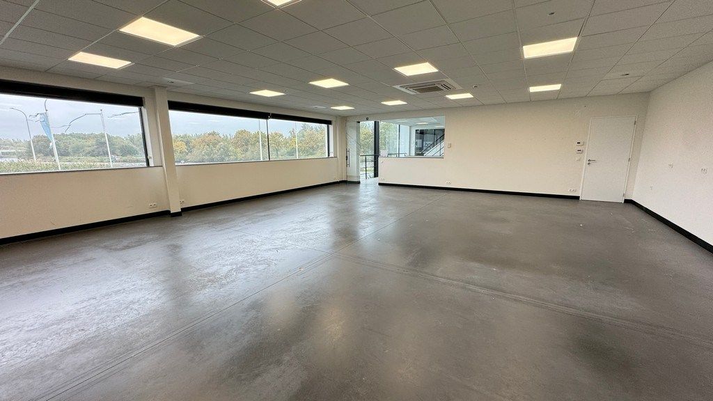 Instapklare kantoren te huur met terras vlakbij afrit R4 in Evergem foto 17