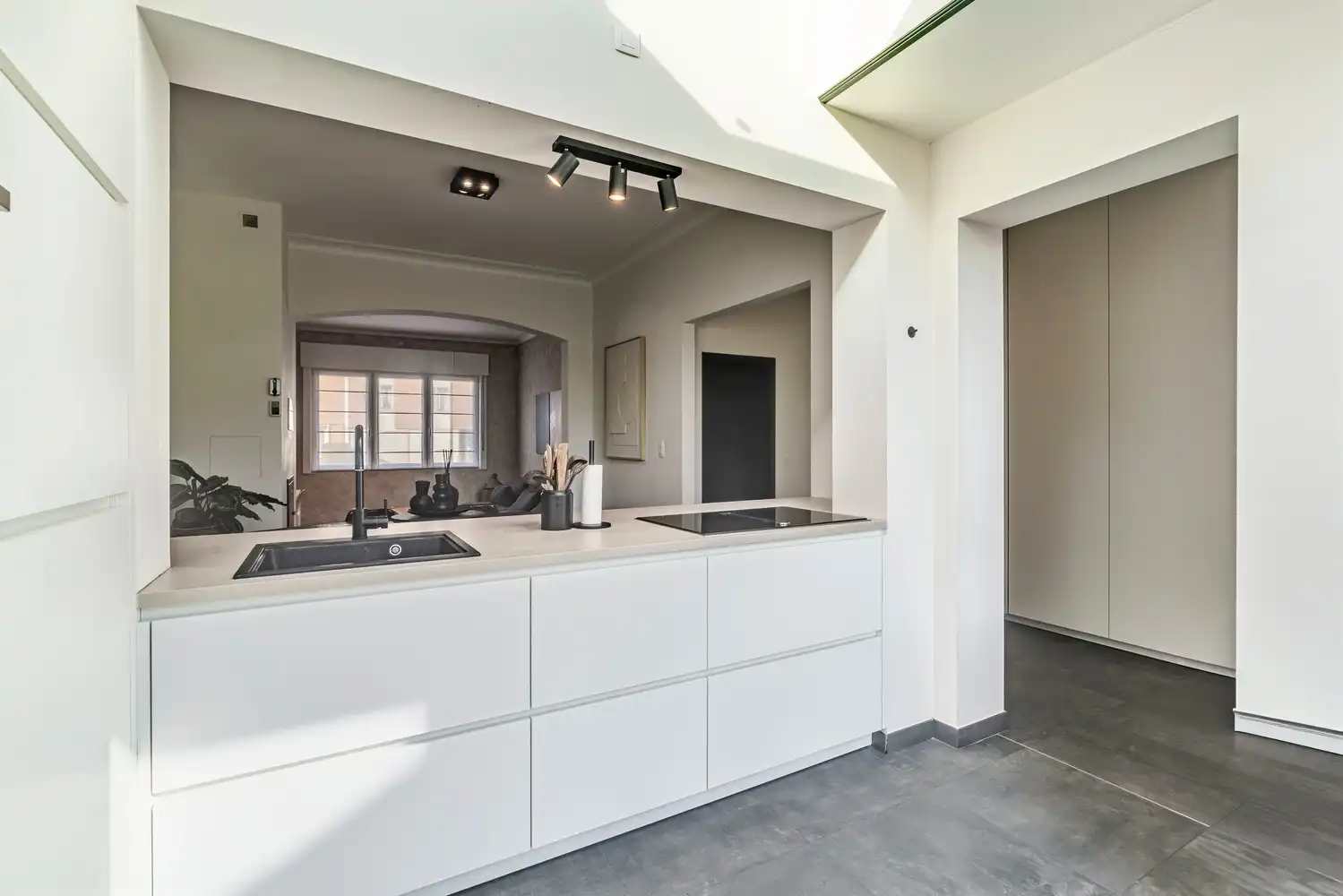 Instapklare gerenoveerde woning met 3 slaapkamers, 2 badkamers en garage foto 10