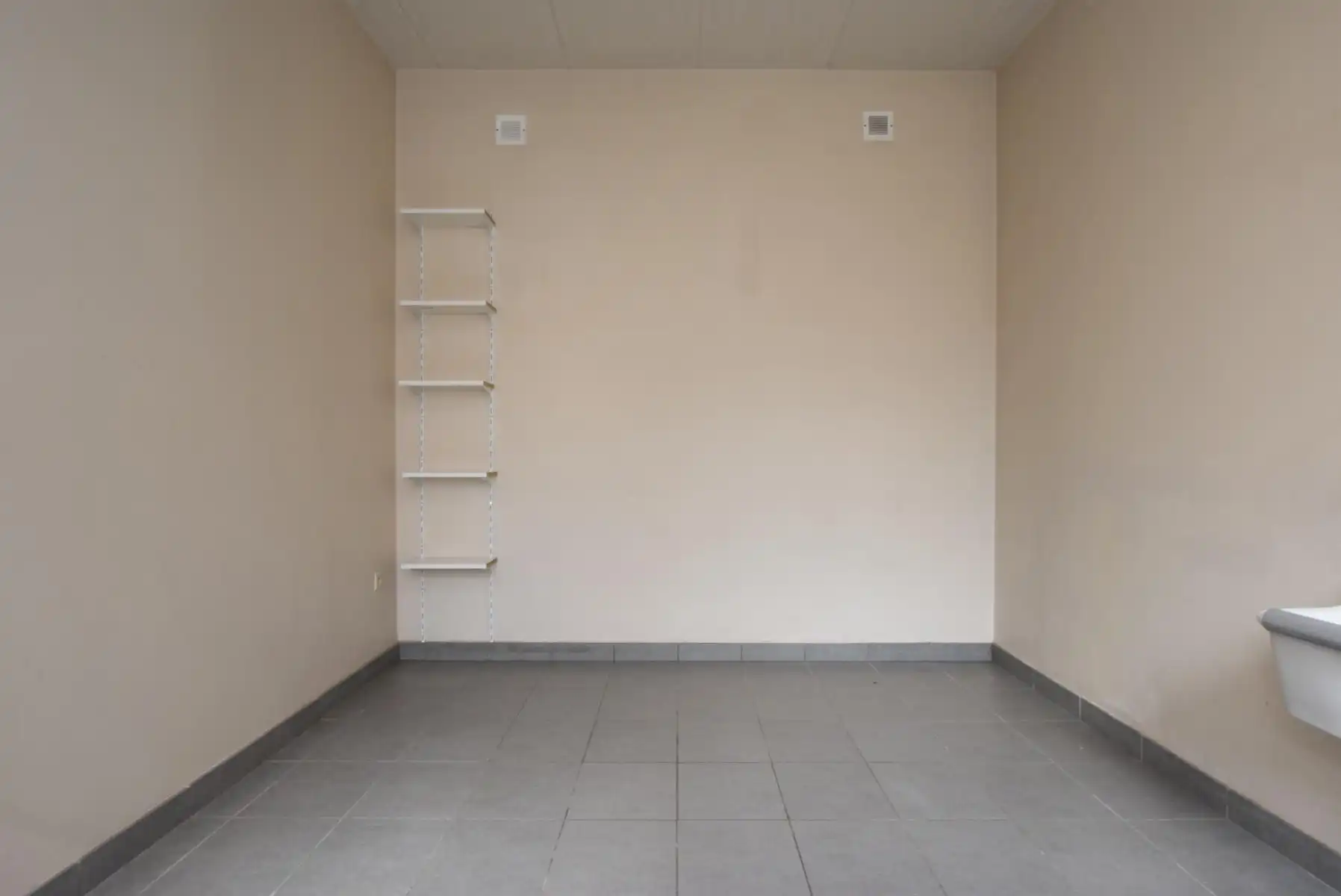 Gelijkvloers appartement met terras/tuin en garage foto 11