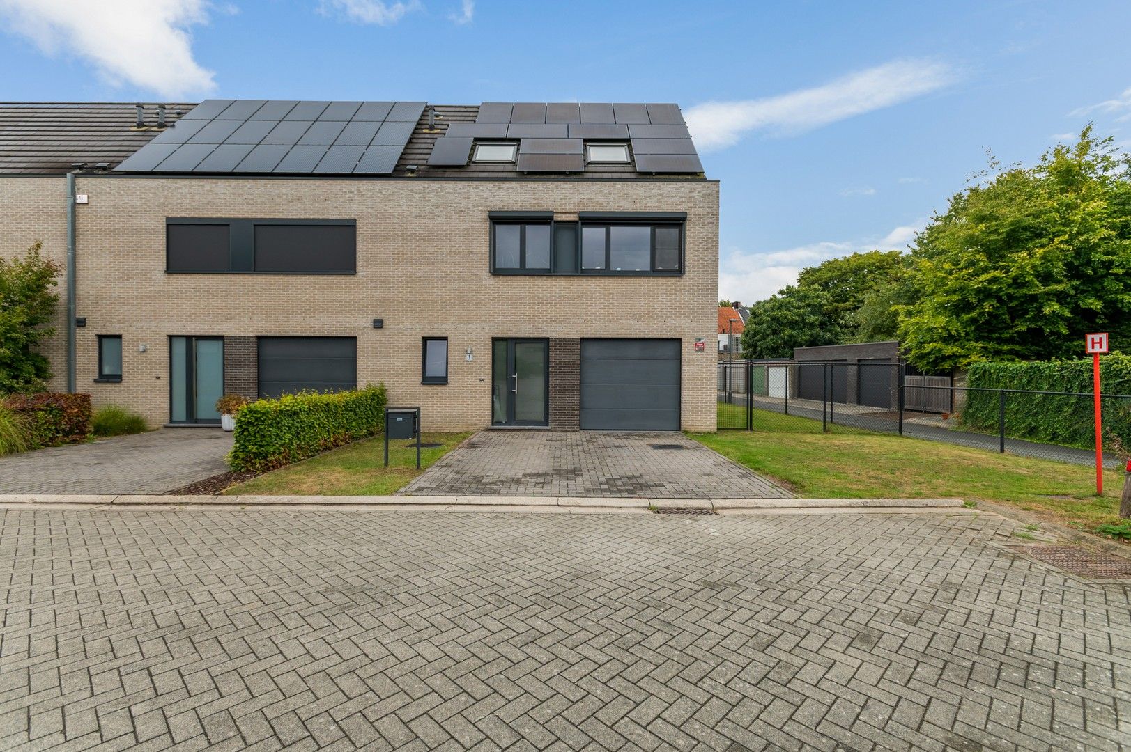 Instapklare halfopen woning met 4 slpk, tuin met zwembad foto {{pictureIndex}}
