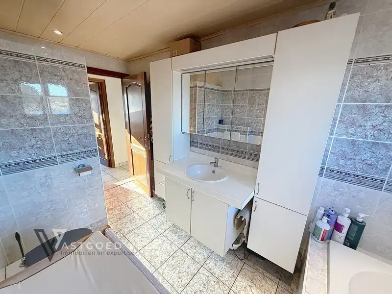 🌿 Goed onderhouden woning met 4 slaapkamers, grote garagebox/werkplaats & energiezuinige voorzieningen in Uikhoven foto 17