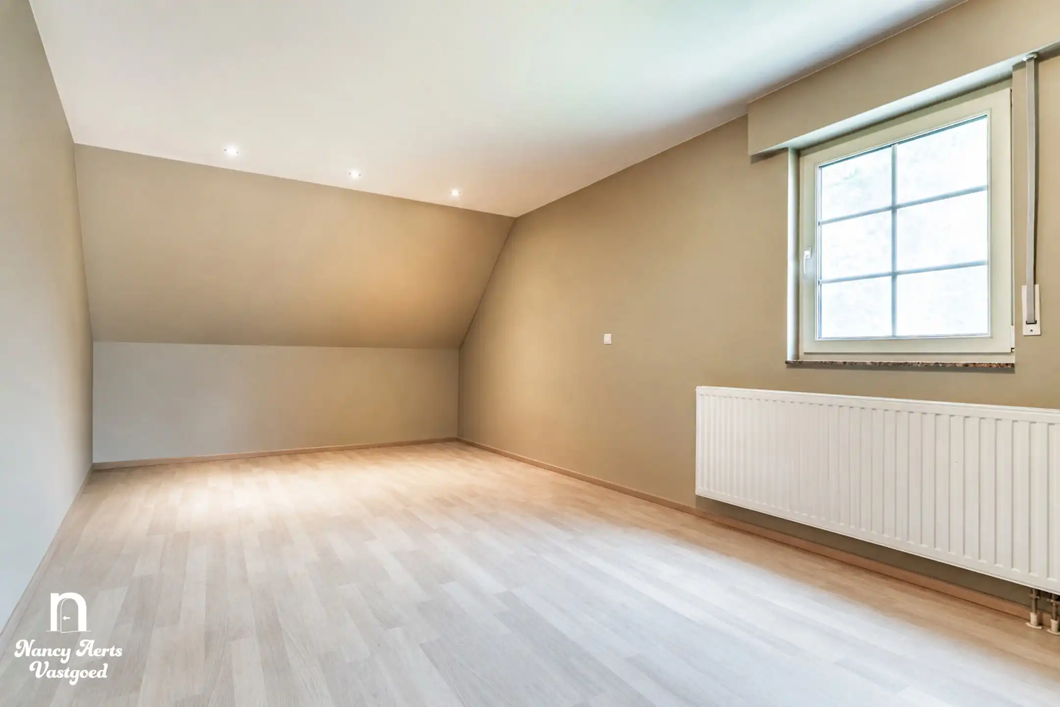 Ruime instapklare woning met prachtige tuin en 4 slaapkamers foto 16