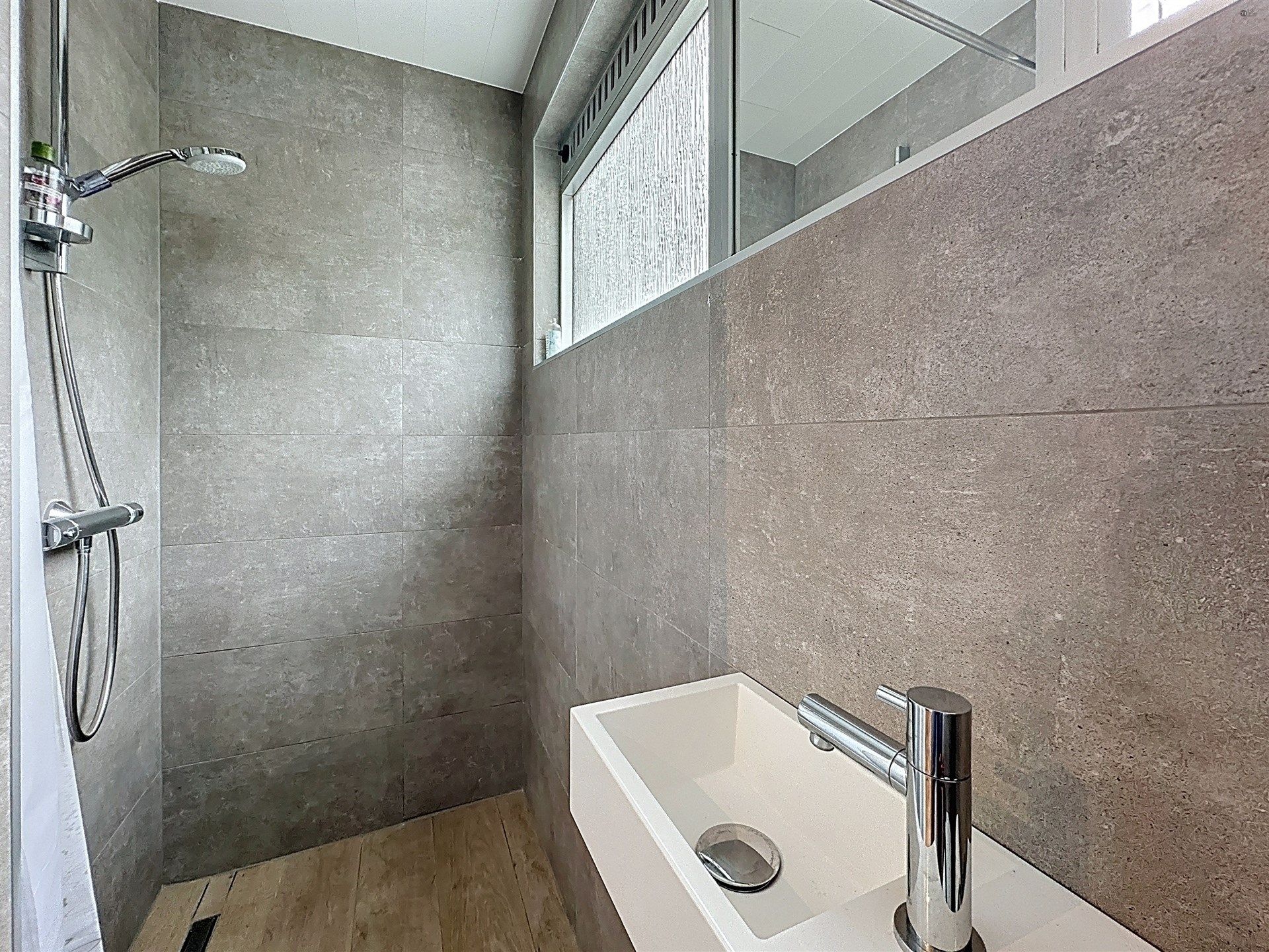 Ruime woning met 4 slp en bijgebouw (40m²) op perceel van 290m² foto 18