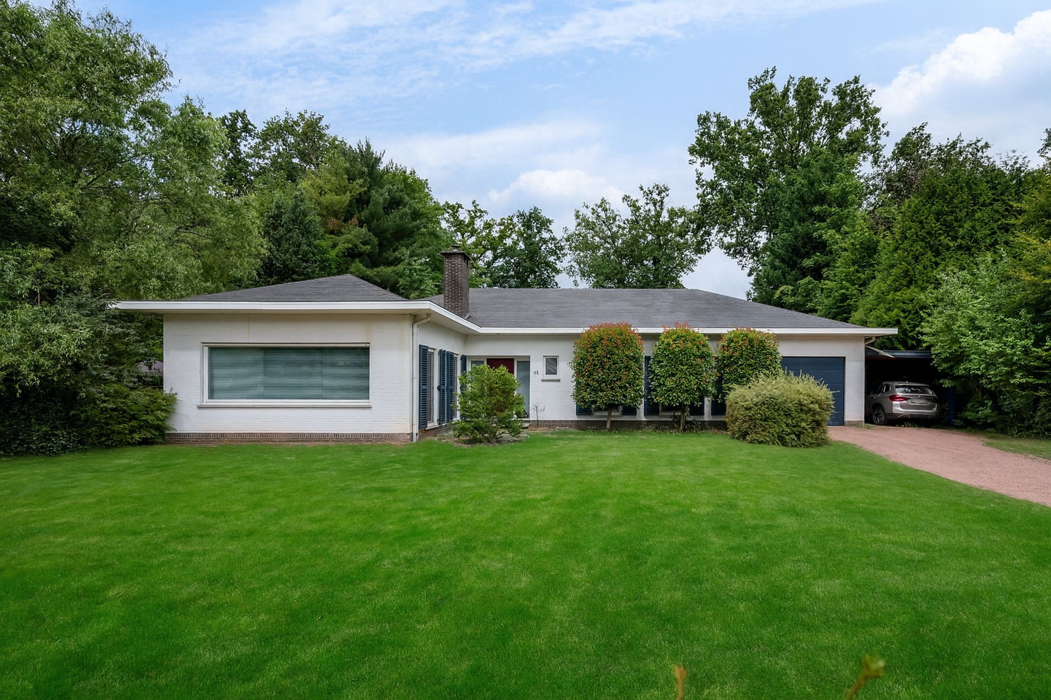 Hoofdfoto van de publicatie: Gelijkvloerse villa op ca. 1.683 m² in centrum Brasschaat!