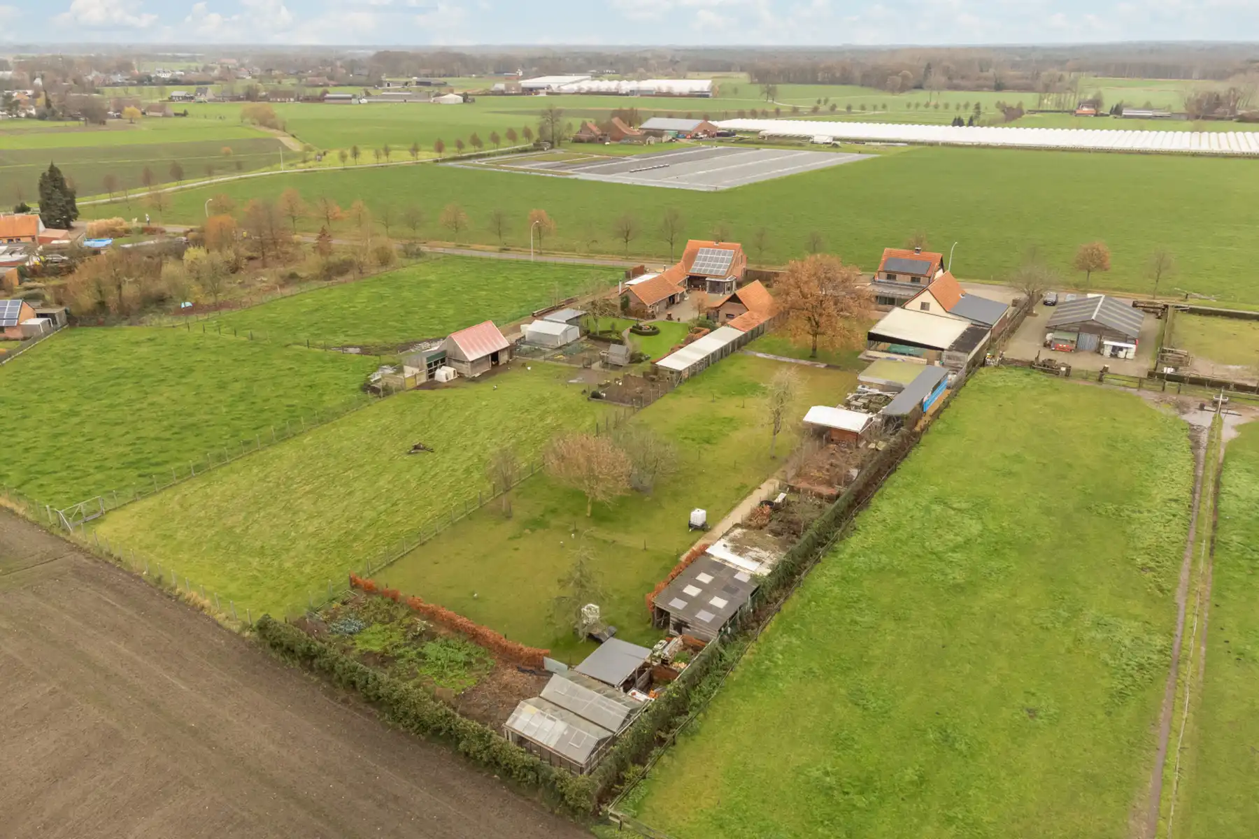 Landelijk gelegen woning met 4 slaapkamers, polyvalente werkruimte en binnenzwembad.  foto 24