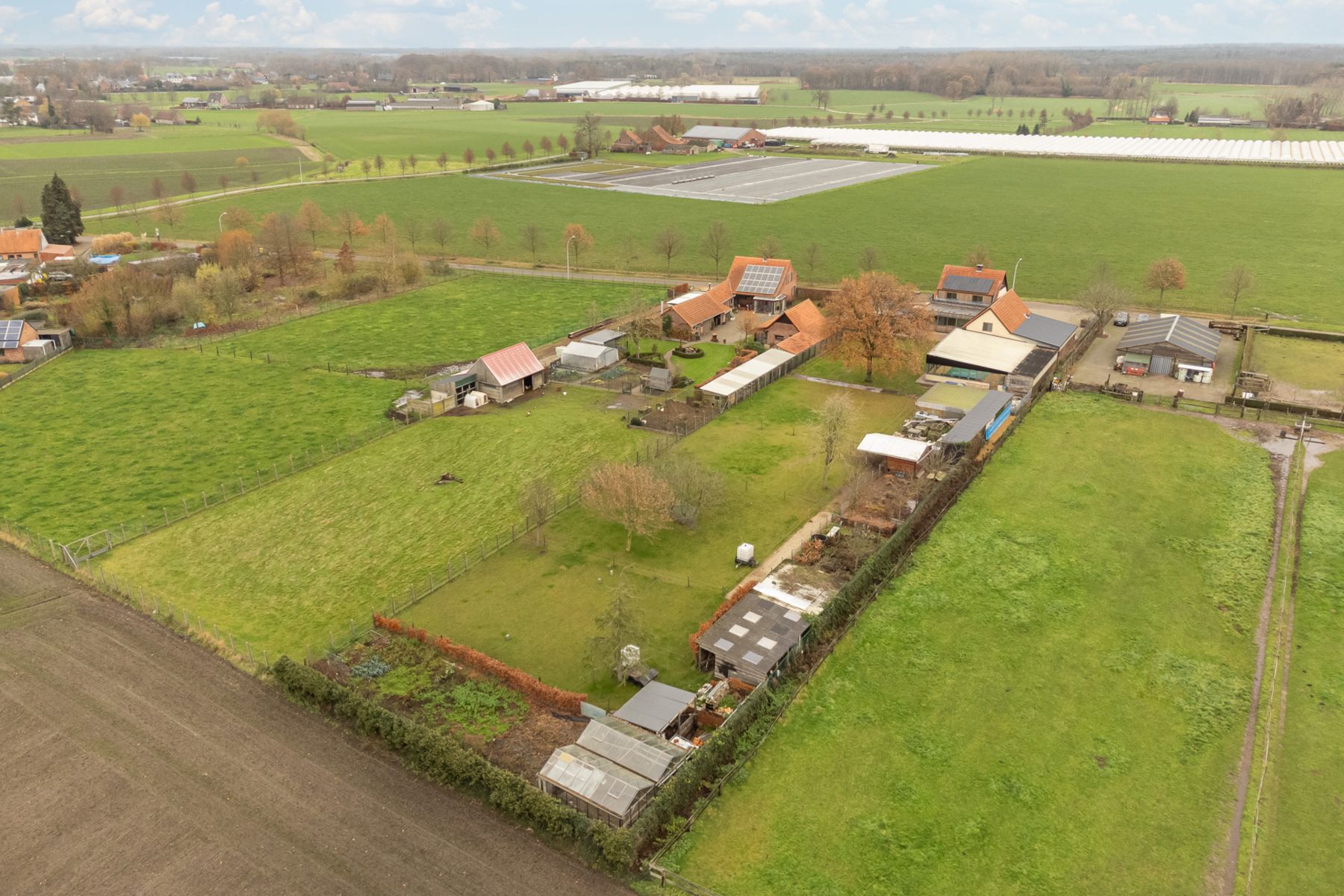 Landelijk gelegen woning met 4 slaapkamers, polyvalente werkruimte en binnenzwembad.  foto 24