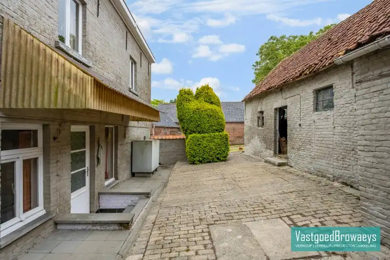 Authentieke hoeve met bijgebouwen en aangename tuin midden in een oase van groen foto 6