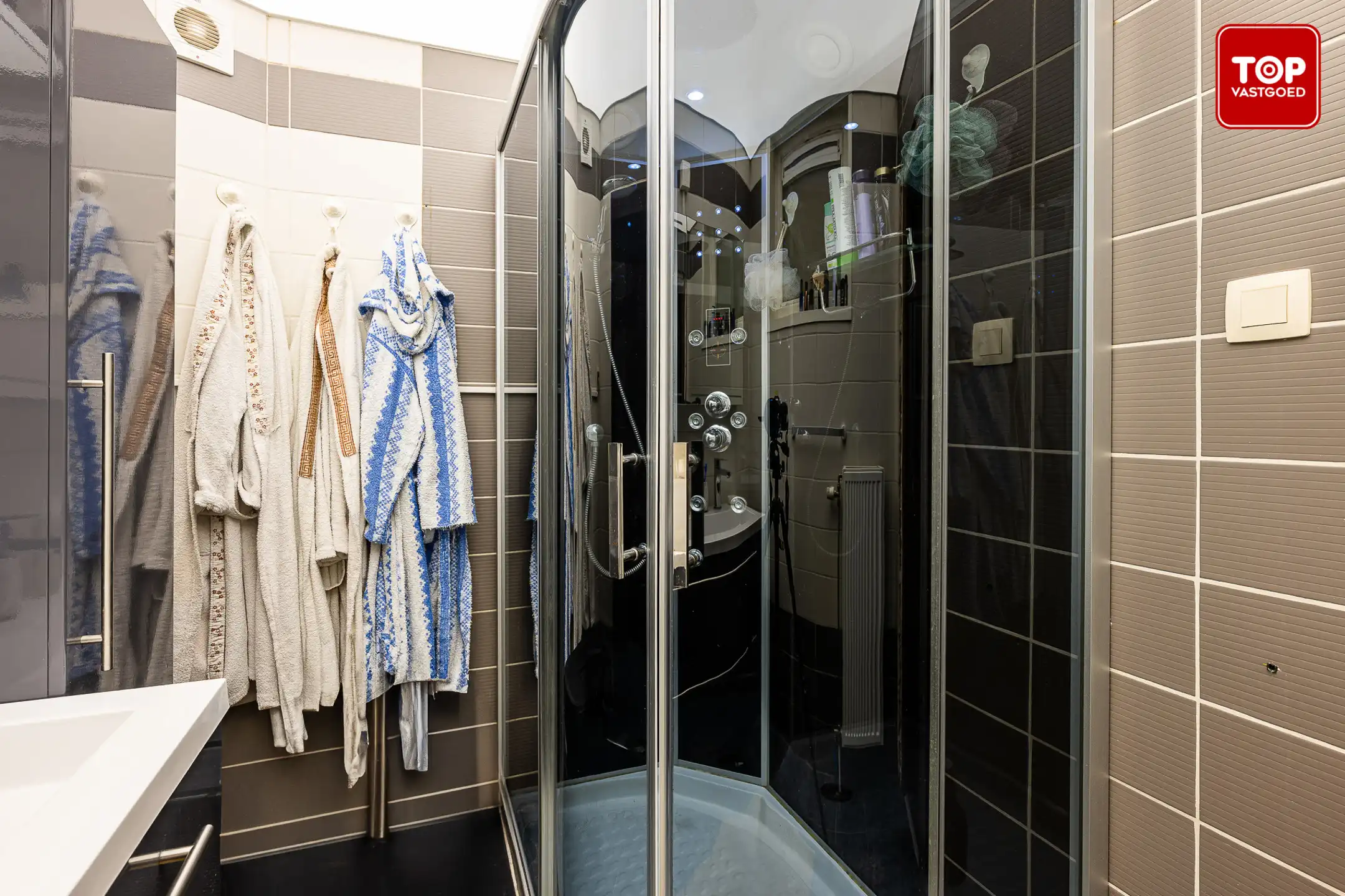 Gelijkvloers 2-slaapkamer appartemen met garage.  foto 17