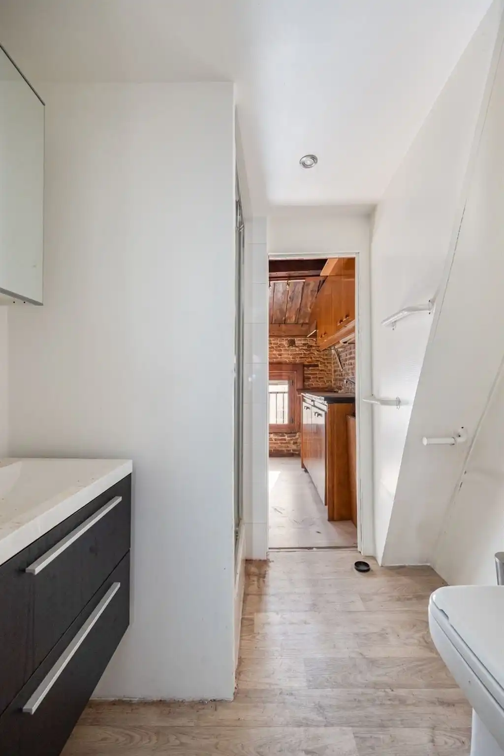 Magazijn pal in de stad met grote woonst foto 33