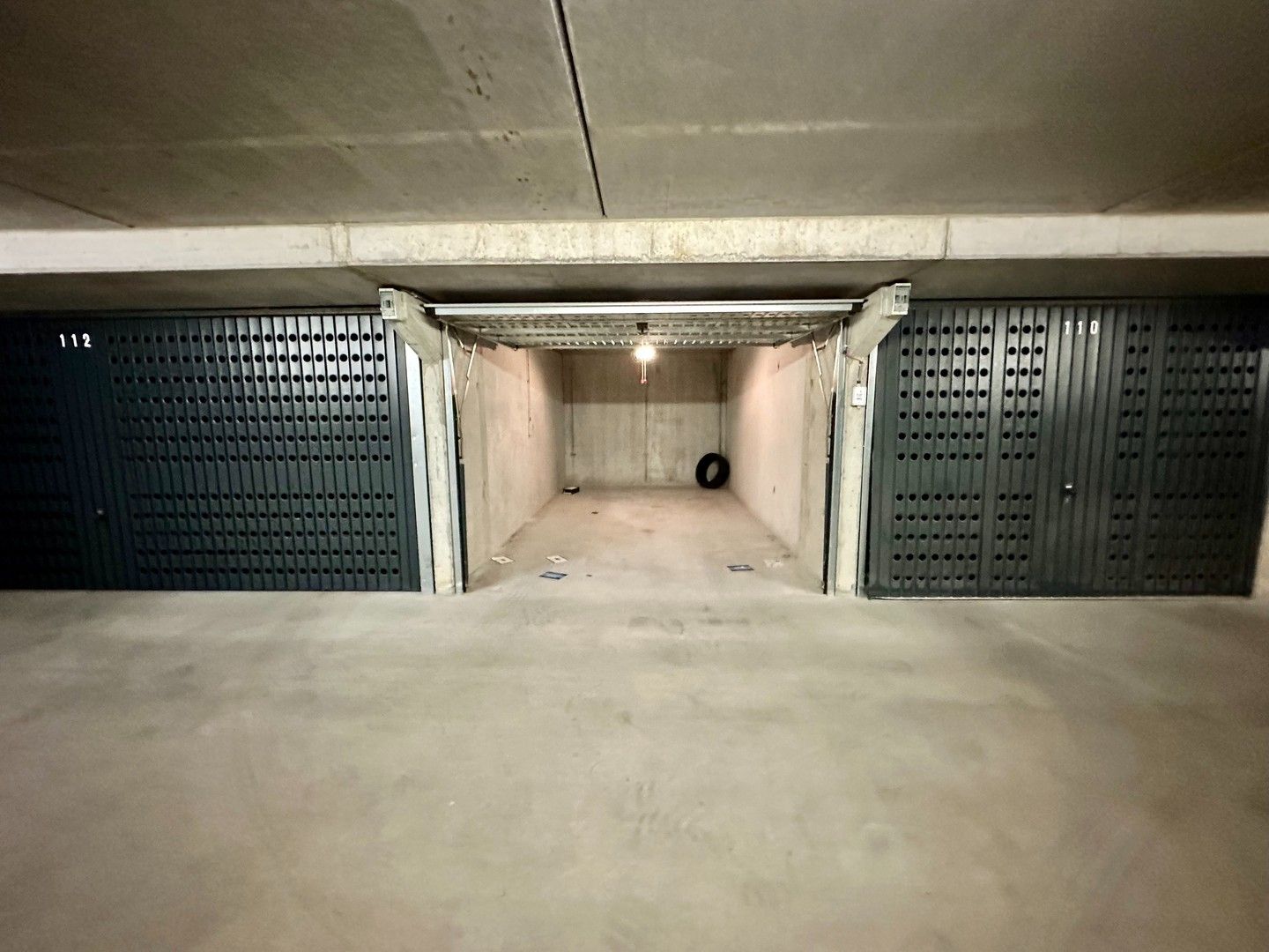 Gemakkelijk toegankelijke ruime garagebox in een recente residentie in de Elizabetlaan. foto 2