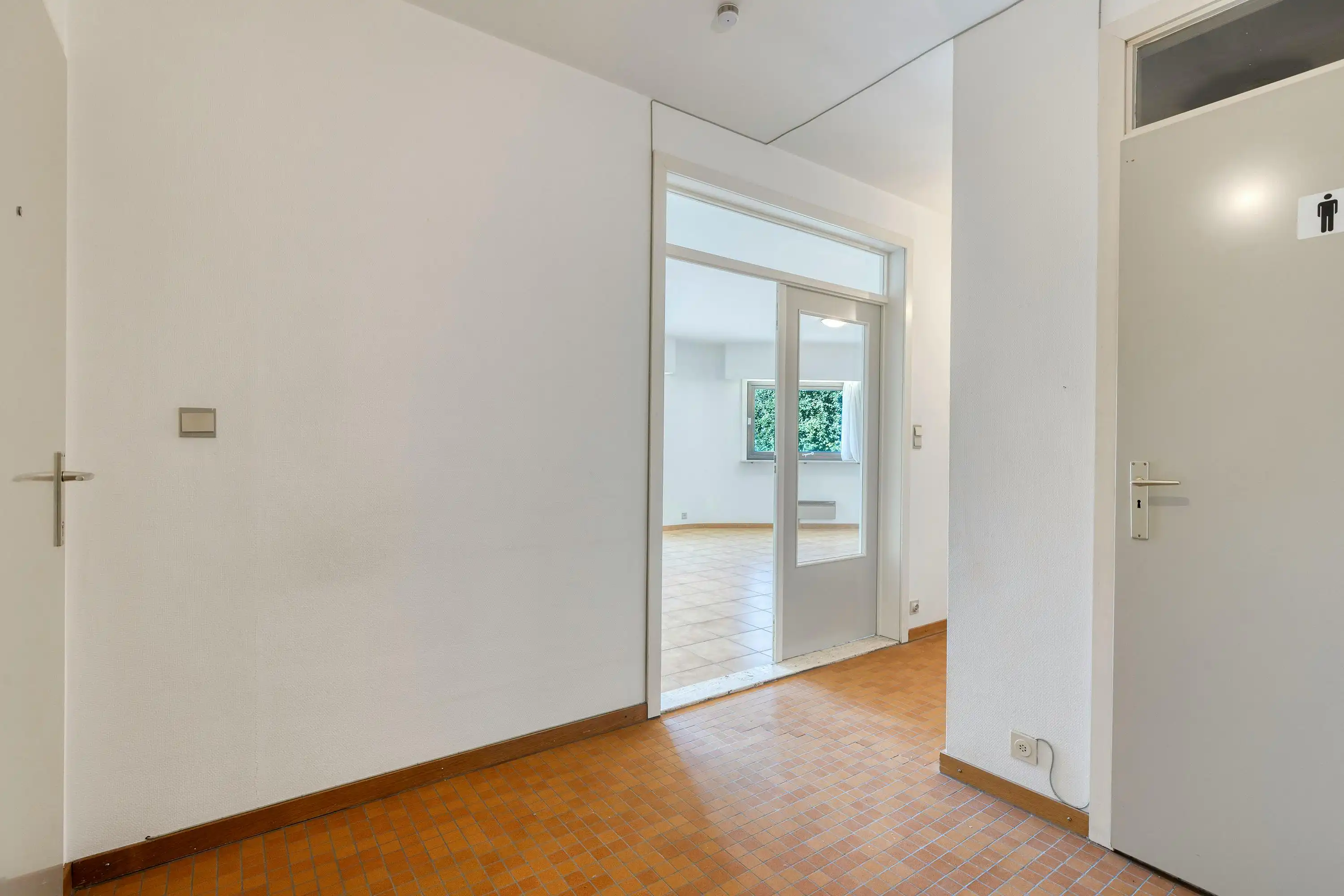 Appartement te koop met 2 kamers, terras en garage in Ieper foto 3