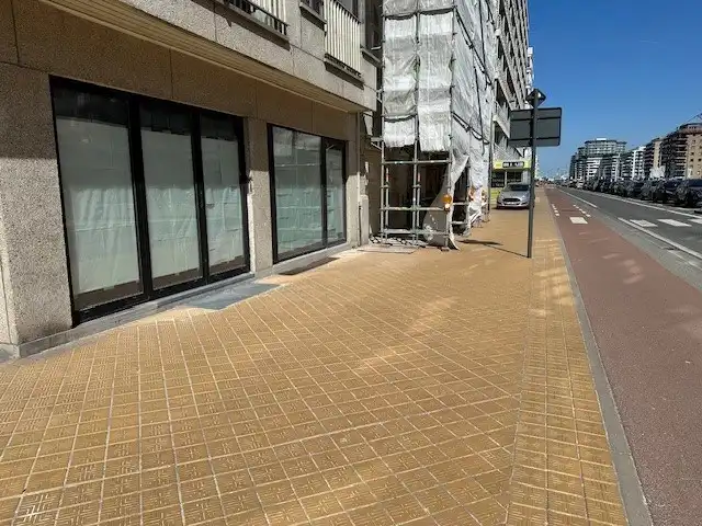 Handelspand  op topligging  .  Strandplein.   Ruim 200 m2  .       Tegen 1 juni volledig nieuw afgewerkt.   Zowel te koop of te huur.   foto 3