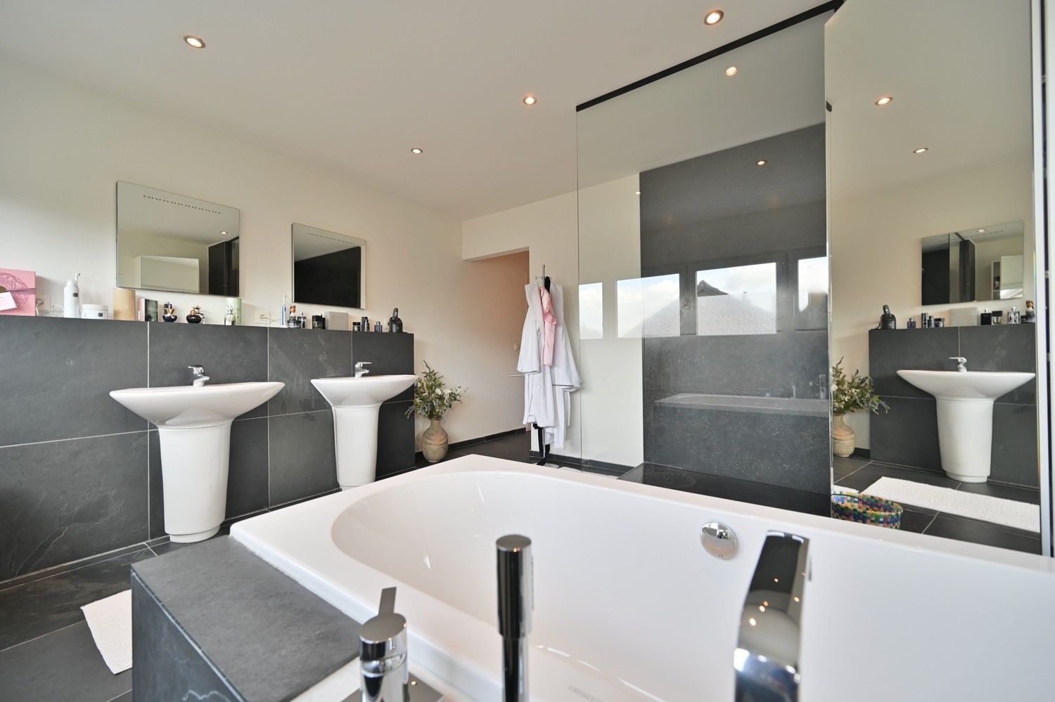 Ruime woning met zwembad en royaal poolhouse, op rustige locatie in Rekem, direct grenzend aan velden foto 41