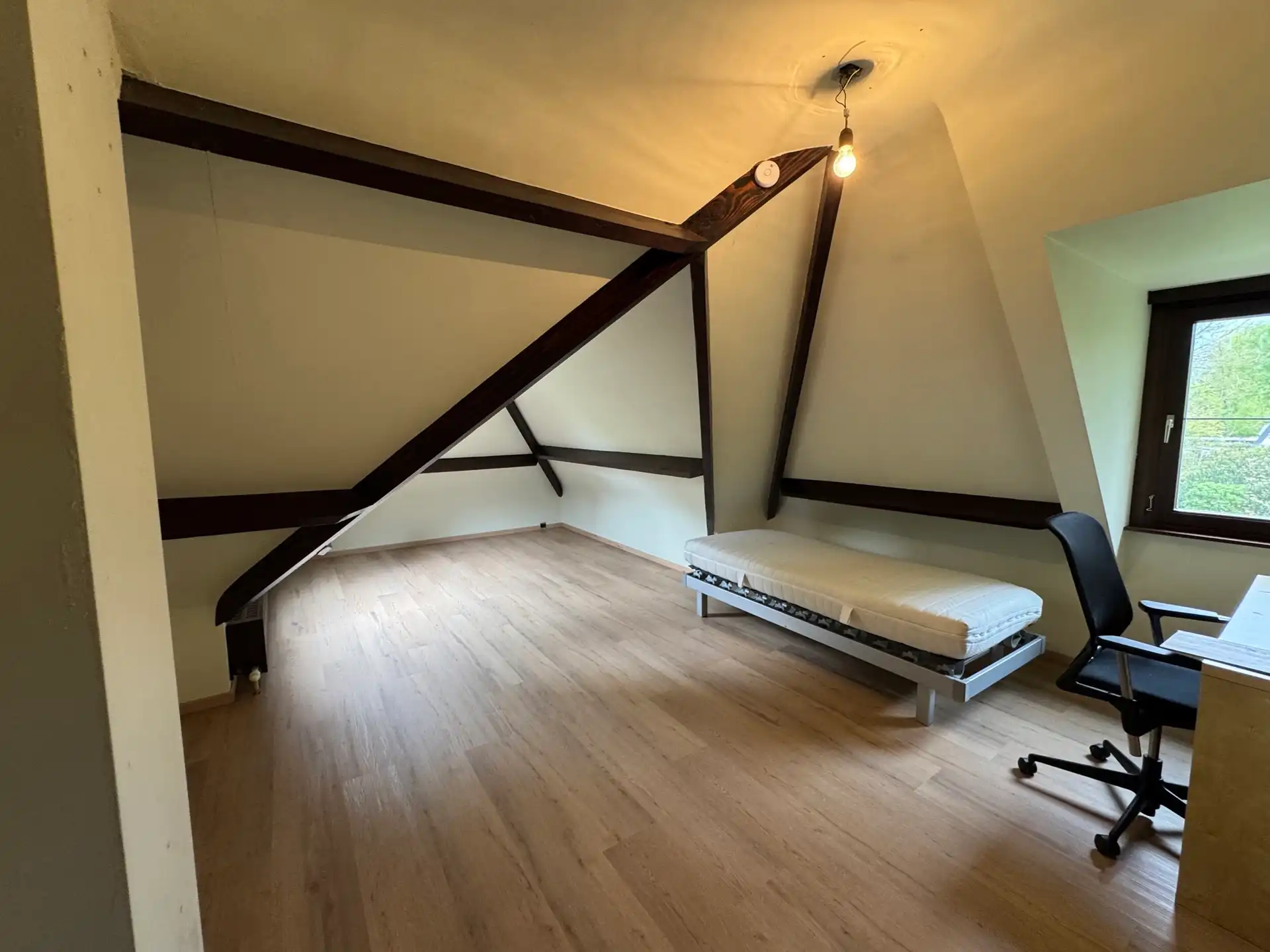 Ruime gezinswoning met tuin en garage nabij N16 en A12  foto 11