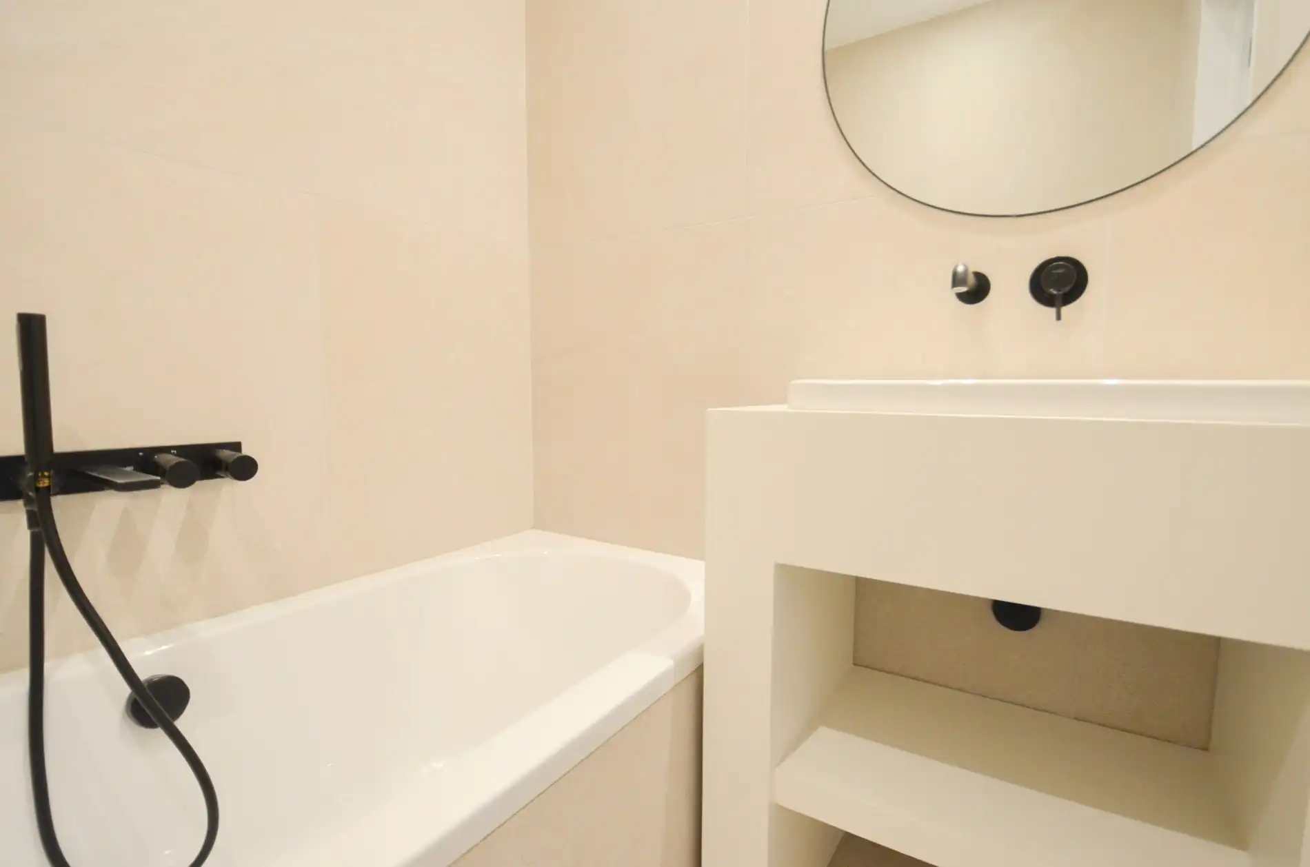 Volledig gerenoveerd, lichtrijk appartement op wandelafstand van zee en het commercieel centrum. foto 11