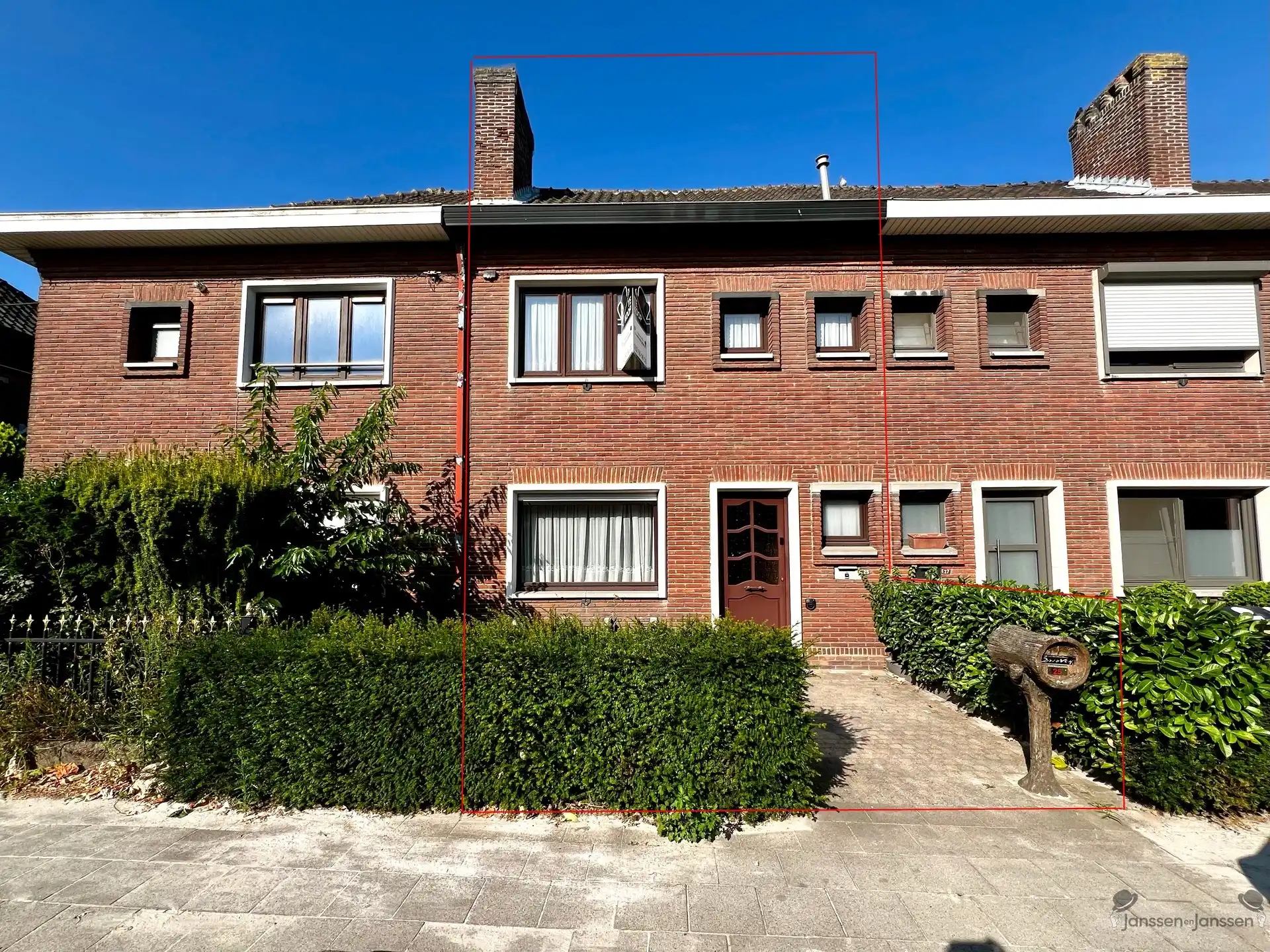Hoofdfoto van de publicatie: Centraal gelegen te renoveren woning 