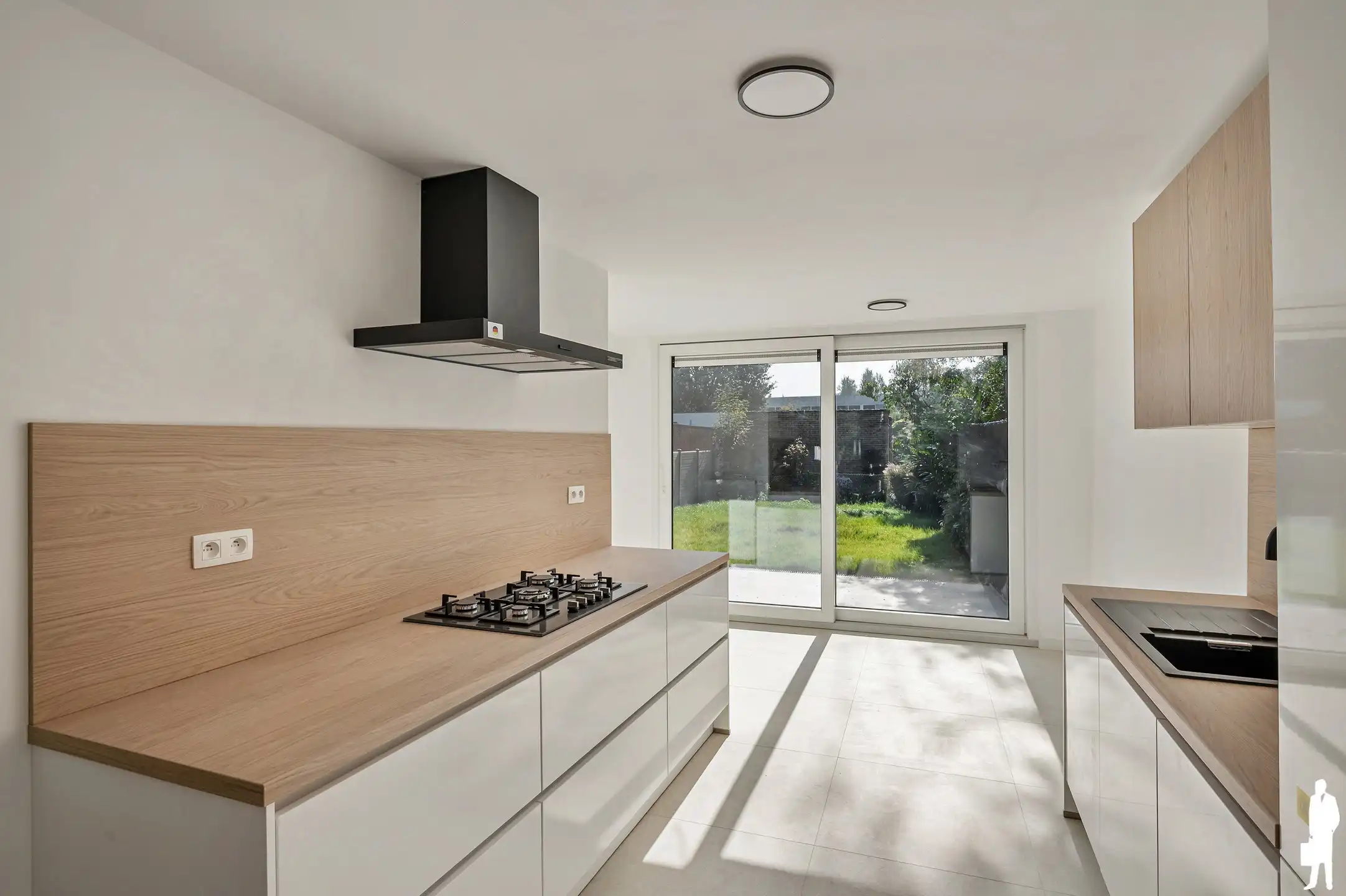 Volledig gerenoveerde en instapklare woning met zonnige tuin te Brasschaat! foto 8