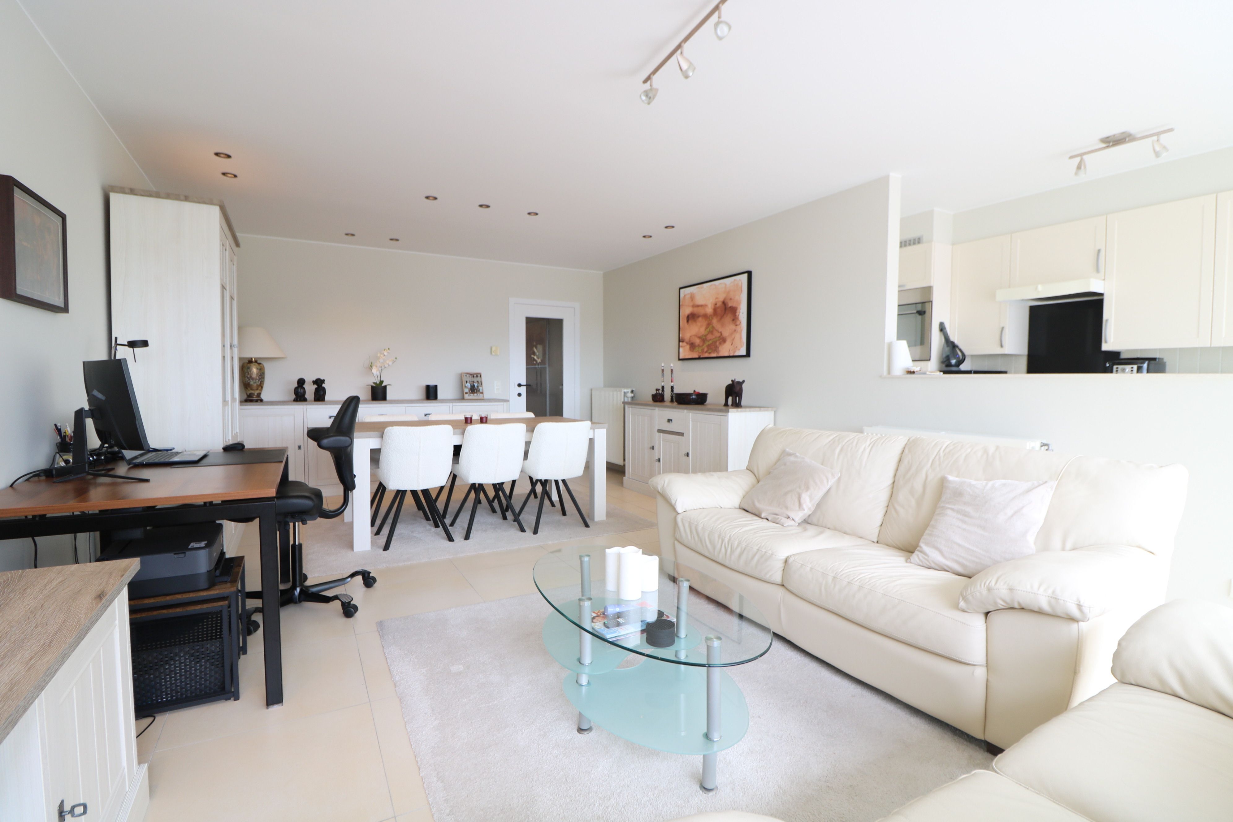 Instapklaar, lichtrijk 2-slaapkamerappartement  foto {{pictureIndex}}