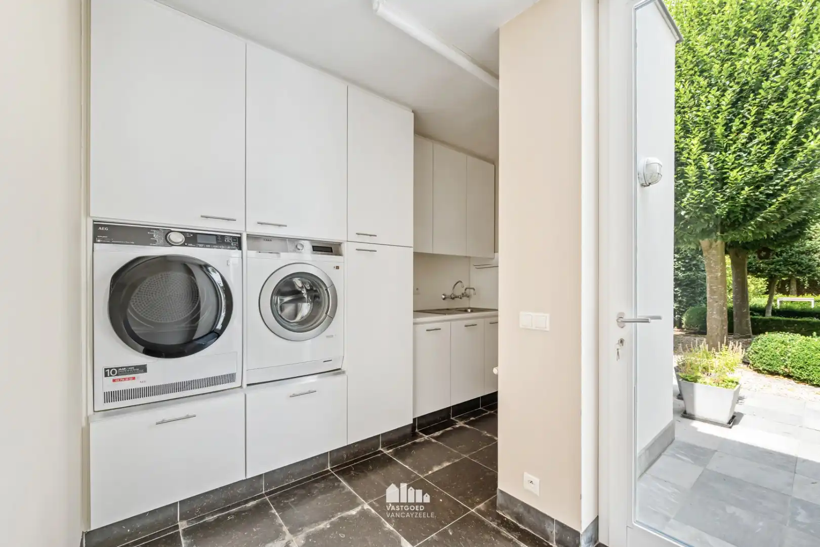 Exclusief en karaktervol herenhuis met 6 slaapkamers, inpandige garage en zonnige stadstuin in hartje Ieper foto 15
