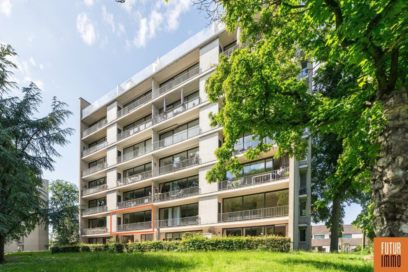 Ruim appartement met ondergrondse parkeerplaats foto 1