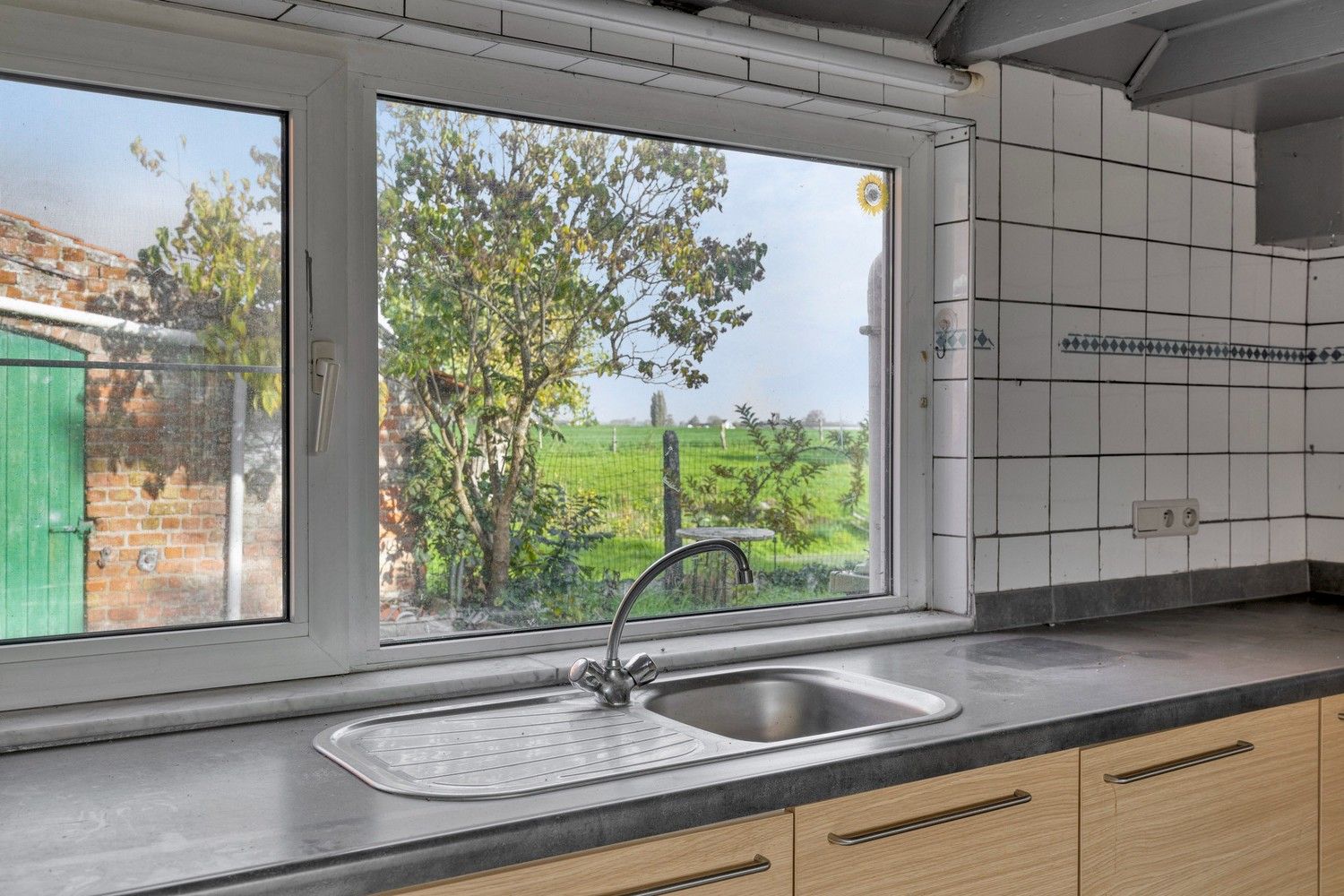 Beveren aan de IJzer: Charmant en historisch hoevetje met woonhuis, diverse stallingen, loods en weide op 3.967m² totale grondopp. foto 11