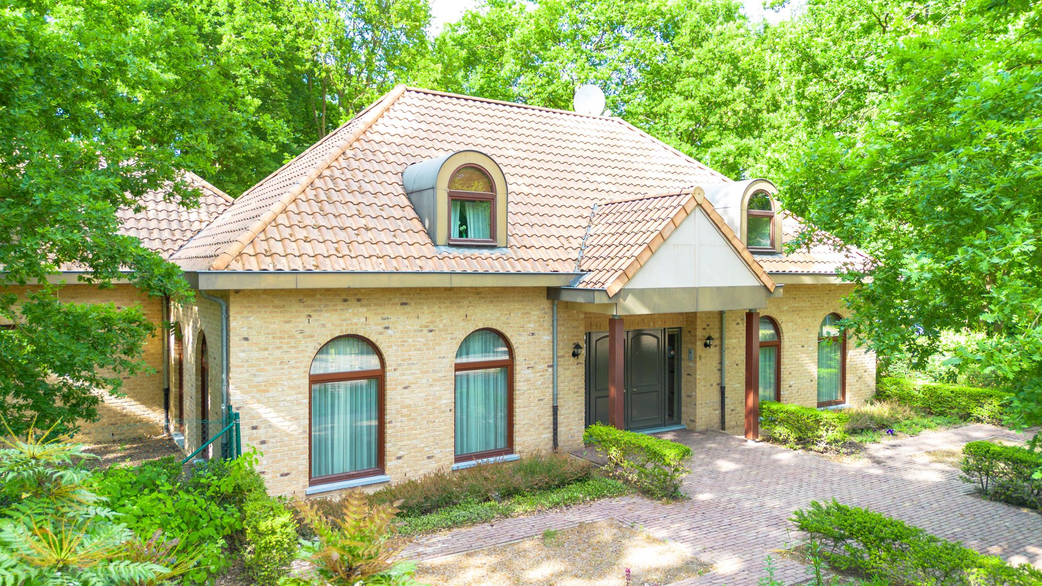 Riante villa met 5 slaapkamers, 4 badkamers en binnenzwembad foto {{pictureIndex}}