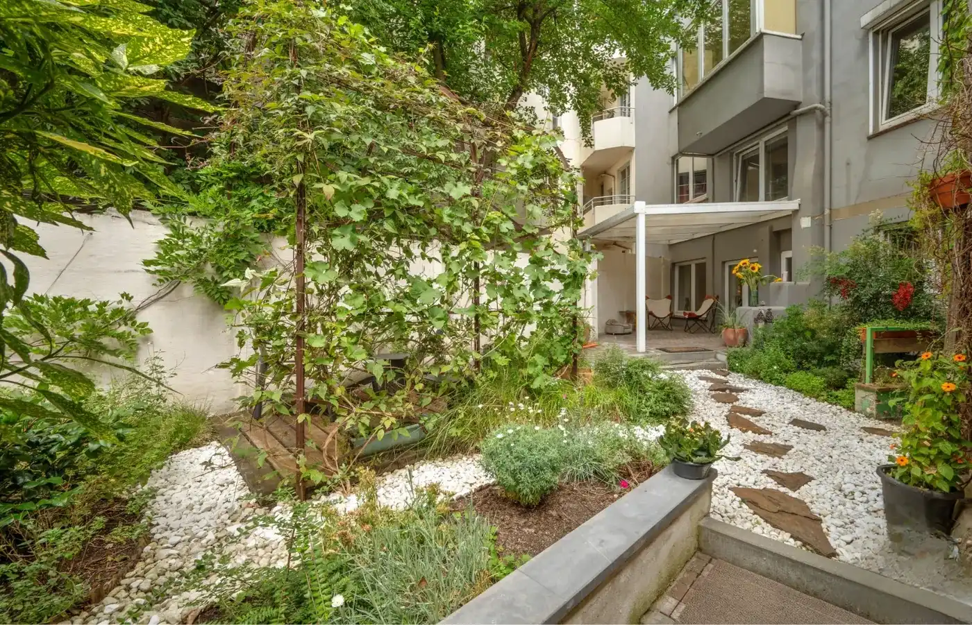 Gelijkvloers appartement met prachtige tuin én polyvalent bijgebouw! foto 11