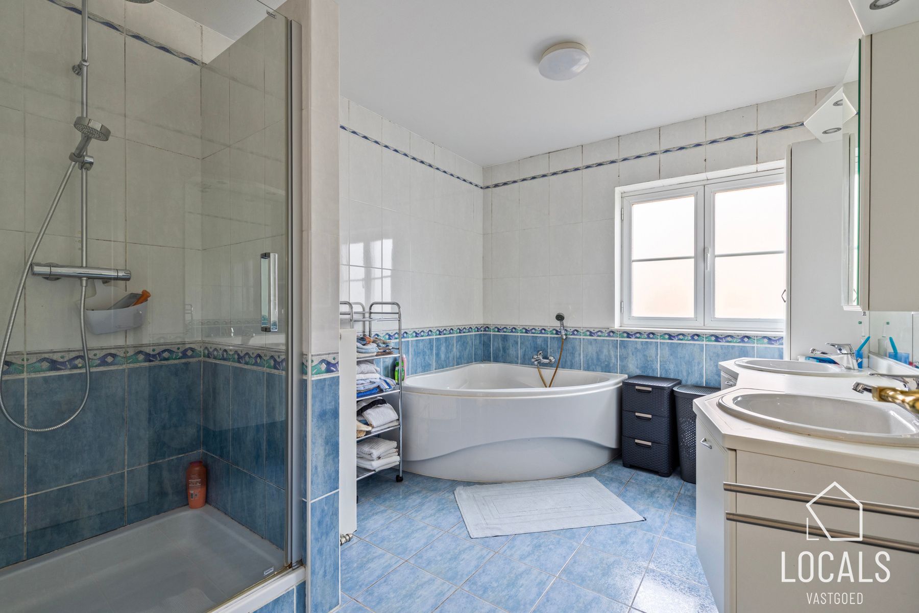 Prachtige eigendom met paardenstallen, zwembad en wellness  foto 9