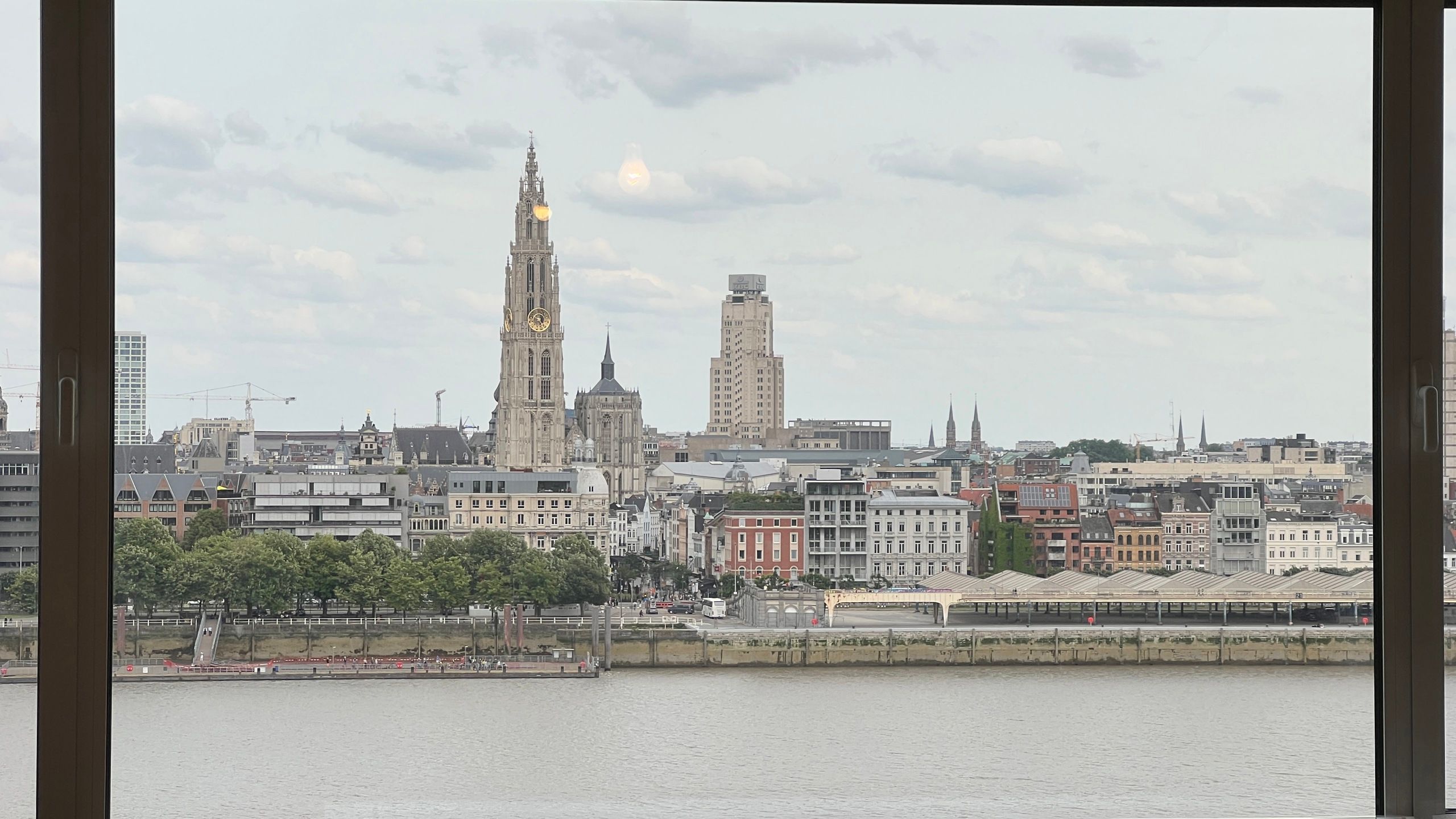 ANTWERPEN -  Royaal appartement met uitzicht over de Schelde foto 2